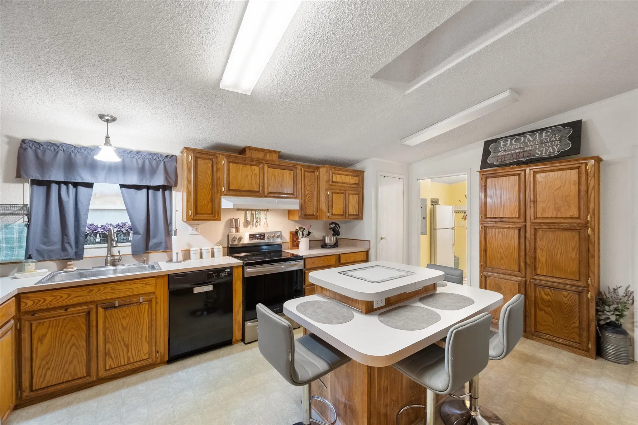 Mobile Home For Sale in Parker County , 576 Threatt, Weatherford, Texas 76088, 3 Bedroom, 2 Bathroom, Garage spaces, 1,568 Sqft, built in 2001, mls#21368019, Real Estate Agent in Weatherford, Homes For Sale in Parker county, Homes For Sale in Weatherford, Realtor in Weatherford Texas, Real Estate Brokerage Independent Realty Texas, Luminita Cordes Realtor