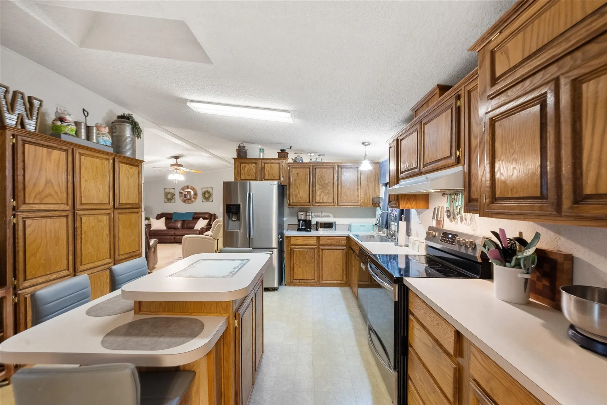 Mobile Home For Sale in Parker County , 576 Threatt, Weatherford, Texas 76088, 3 Bedroom, 2 Bathroom, Garage spaces, 1,568 Sqft, built in 2001, mls#21368019, Real Estate Agent in Weatherford, Homes For Sale in Parker county, Homes For Sale in Weatherford, Realtor in Weatherford Texas, Real Estate Brokerage Independent Realty Texas, Luminita Cordes Realtor