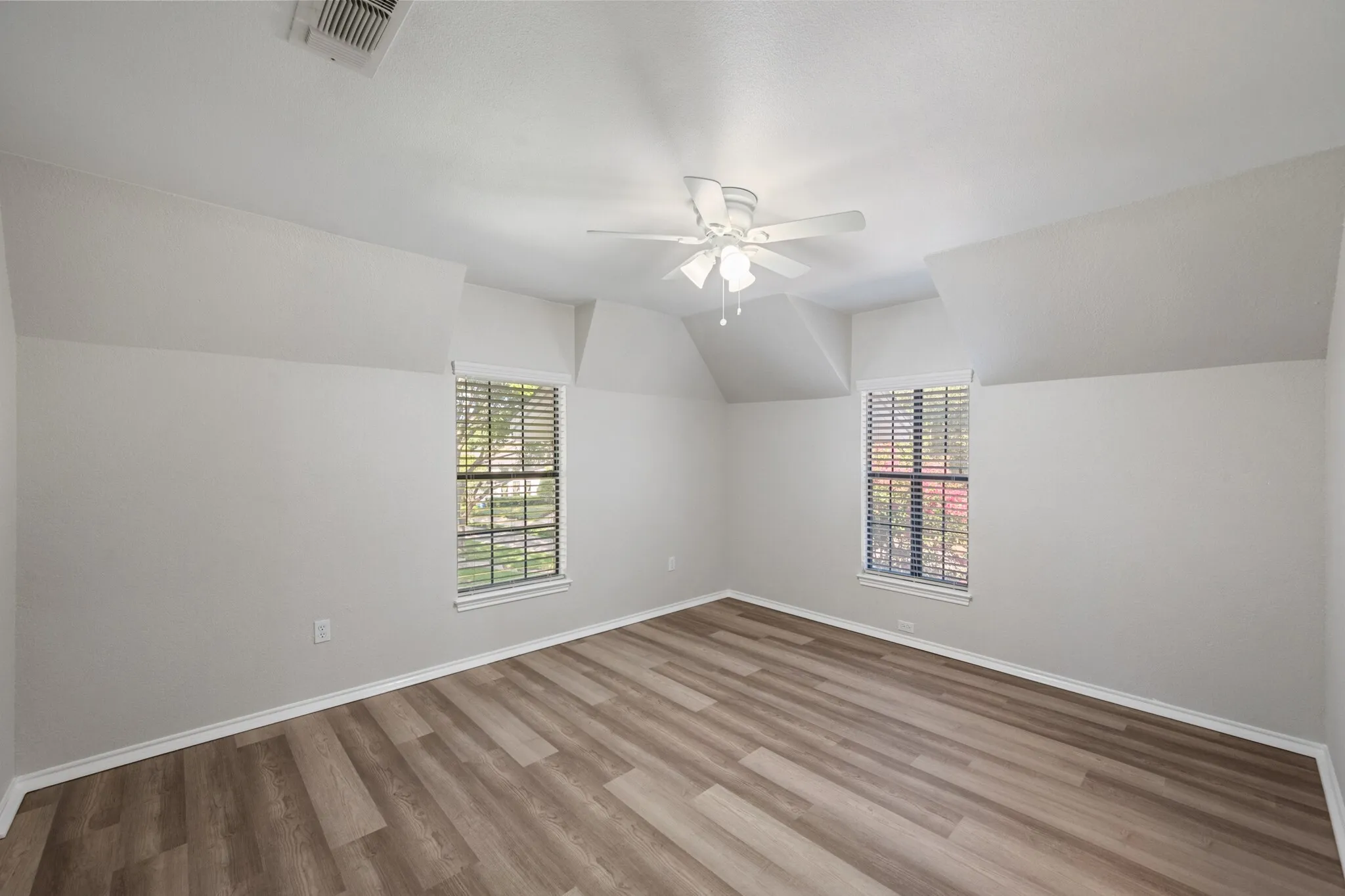 Single Family Residence For Sale in Tarrant County , 4351 Bullfinch Court, Fort Worth, Texas 76133, 3 Bedroom, 3 Bathroom, 2 Garage spaces, 3,164 Sqft, built in 1977, mls#21368061, Real Estate Agent in Fort Worth, Homes For Sale in Tarrant county, Homes For Sale in Fort Worth, Realtor in Fort Worth Texas, Real Estate Brokerage Independent Realty Texas, Luminita Cordes Realtor