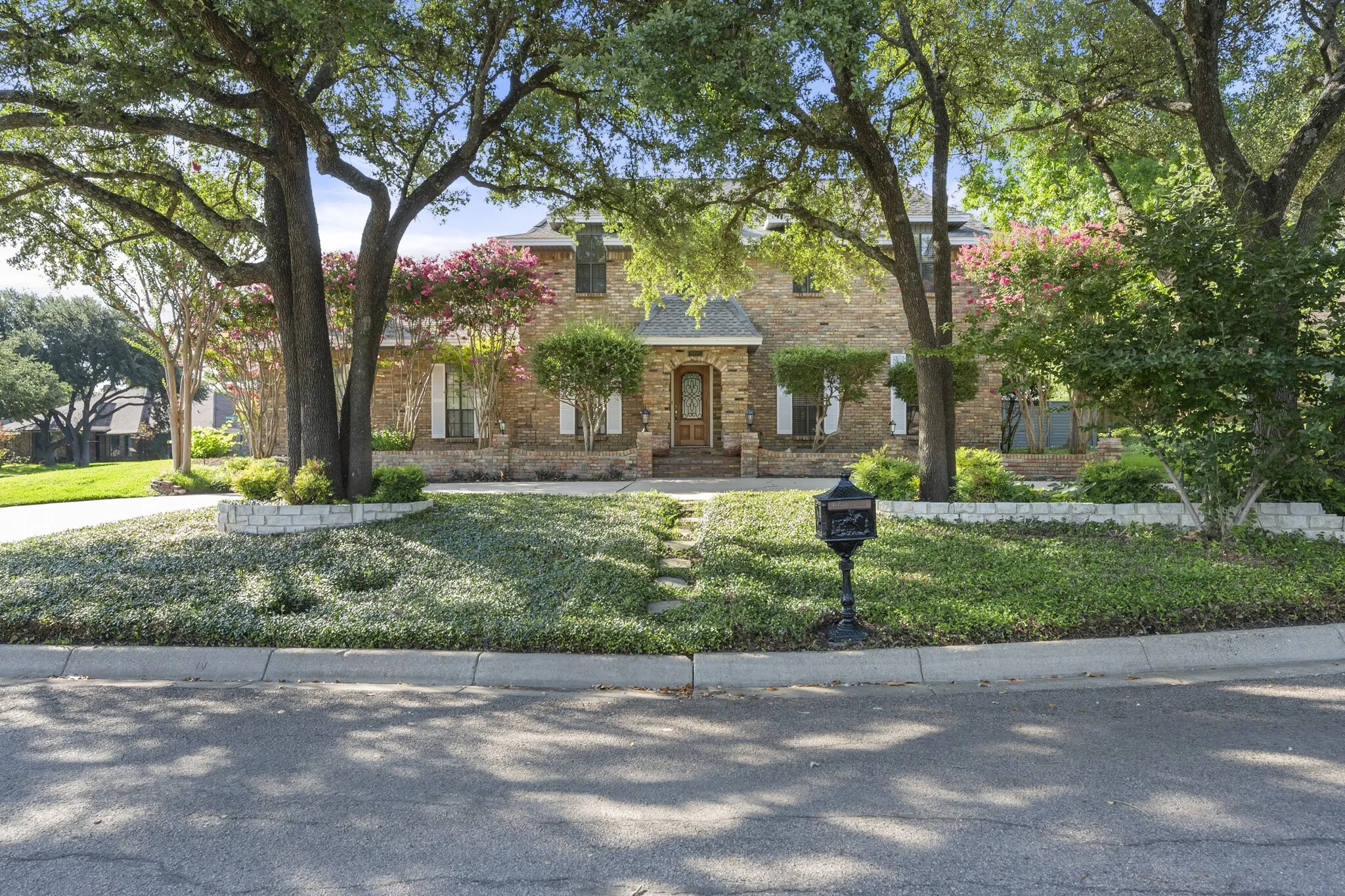 Single Family Residence For Sale in Tarrant County , 4351 Bullfinch Court, Fort Worth, Texas 76133, 3 Bedroom, 3 Bathroom, 2 Garage spaces, 3,164 Sqft, built in 1977, mls#21368061, Real Estate Agent in Fort Worth, Homes For Sale in Tarrant county, Homes For Sale in Fort Worth, Realtor in Fort Worth Texas, Real Estate Brokerage Independent Realty Texas, Luminita Cordes Realtor