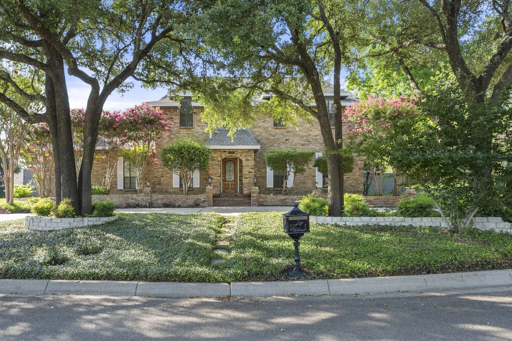 Single Family Residence For Sale in Tarrant County , 4351 Bullfinch Court, Fort Worth, Texas 76133, 3 Bedroom, 3 Bathroom, 2 Garage spaces, 3,164 Sqft, built in 1977, mls#21368061, Real Estate Agent in Fort Worth, Homes For Sale in Tarrant county, Homes For Sale in Fort Worth, Realtor in Fort Worth Texas, Real Estate Brokerage Independent Realty Texas, Luminita Cordes Realtor