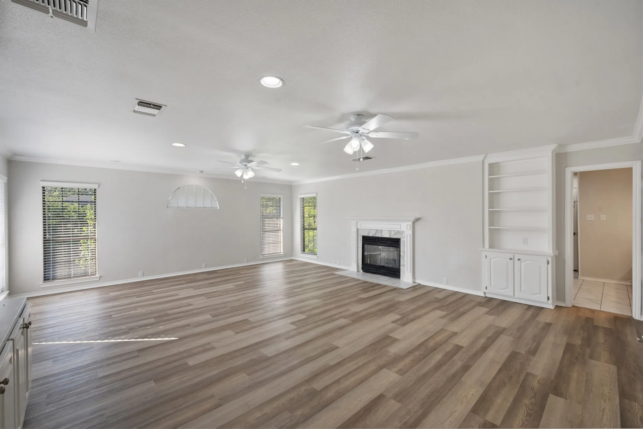 Single Family Residence For Sale in Tarrant County , 4351 Bullfinch Court, Fort Worth, Texas 76133, 3 Bedroom, 3 Bathroom, 2 Garage spaces, 3,164 Sqft, built in 1977, mls#21368061, Real Estate Agent in Fort Worth, Homes For Sale in Tarrant county, Homes For Sale in Fort Worth, Realtor in Fort Worth Texas, Real Estate Brokerage Independent Realty Texas, Luminita Cordes Realtor