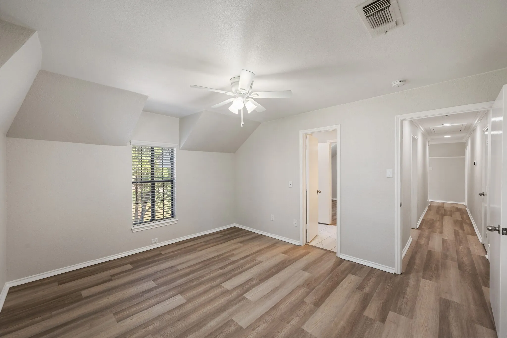 Single Family Residence For Sale in Tarrant County , 4351 Bullfinch Court, Fort Worth, Texas 76133, 3 Bedroom, 3 Bathroom, 2 Garage spaces, 3,164 Sqft, built in 1977, mls#21368061, Real Estate Agent in Fort Worth, Homes For Sale in Tarrant county, Homes For Sale in Fort Worth, Realtor in Fort Worth Texas, Real Estate Brokerage Independent Realty Texas, Luminita Cordes Realtor