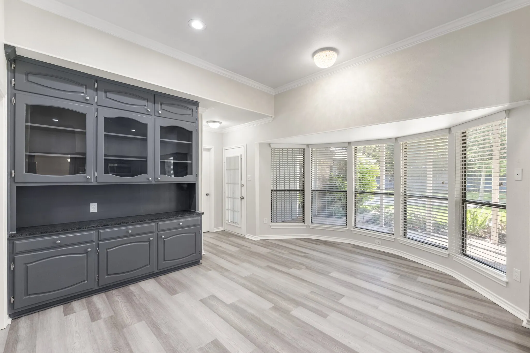 Single Family Residence For Sale in Tarrant County , 4351 Bullfinch Court, Fort Worth, Texas 76133, 3 Bedroom, 3 Bathroom, 2 Garage spaces, 3,164 Sqft, built in 1977, mls#21368061, Real Estate Agent in Fort Worth, Homes For Sale in Tarrant county, Homes For Sale in Fort Worth, Realtor in Fort Worth Texas, Real Estate Brokerage Independent Realty Texas, Luminita Cordes Realtor