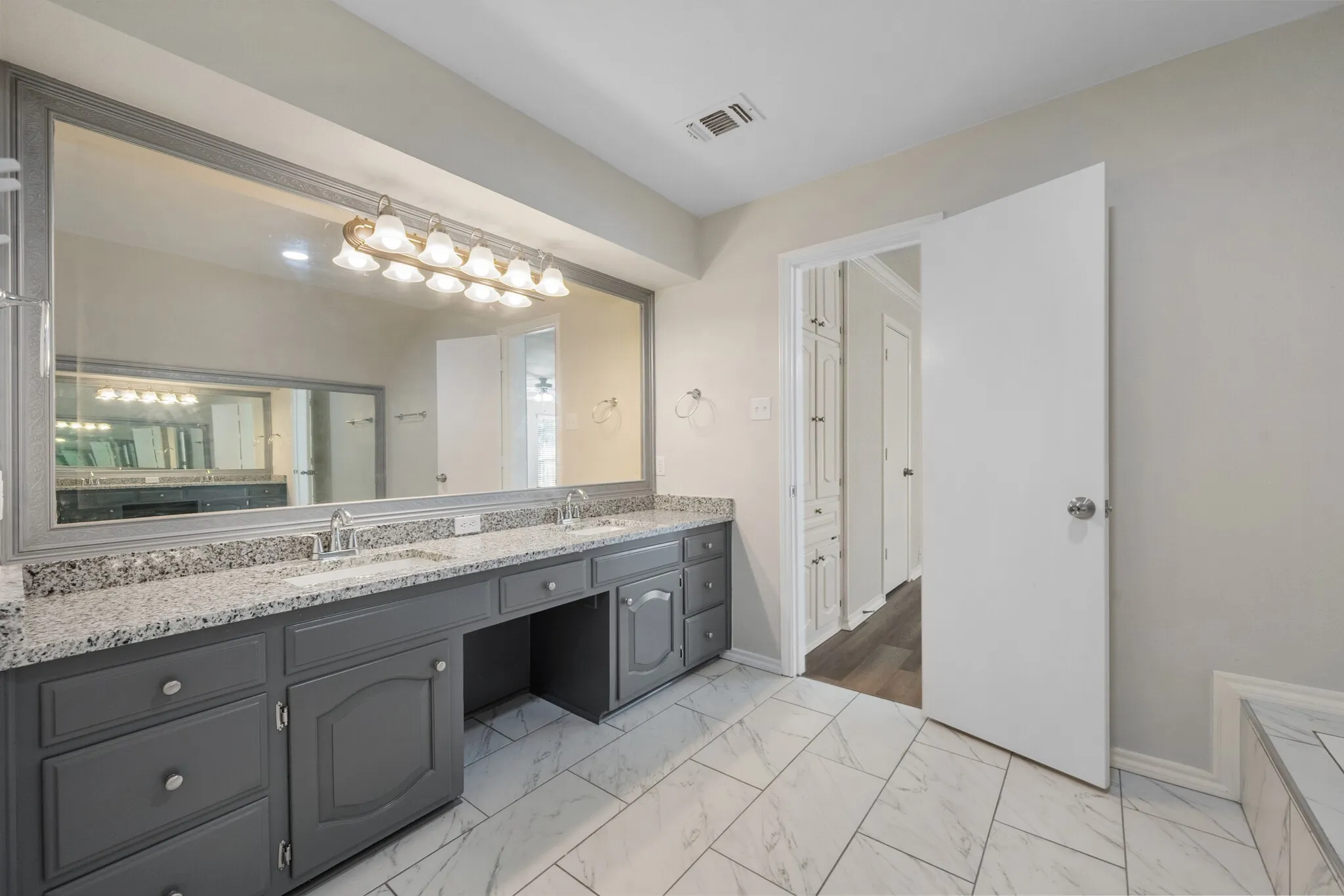 Single Family Residence For Sale in Tarrant County , 4351 Bullfinch Court, Fort Worth, Texas 76133, 3 Bedroom, 3 Bathroom, 2 Garage spaces, 3,164 Sqft, built in 1977, mls#21368061, Real Estate Agent in Fort Worth, Homes For Sale in Tarrant county, Homes For Sale in Fort Worth, Realtor in Fort Worth Texas, Real Estate Brokerage Independent Realty Texas, Luminita Cordes Realtor