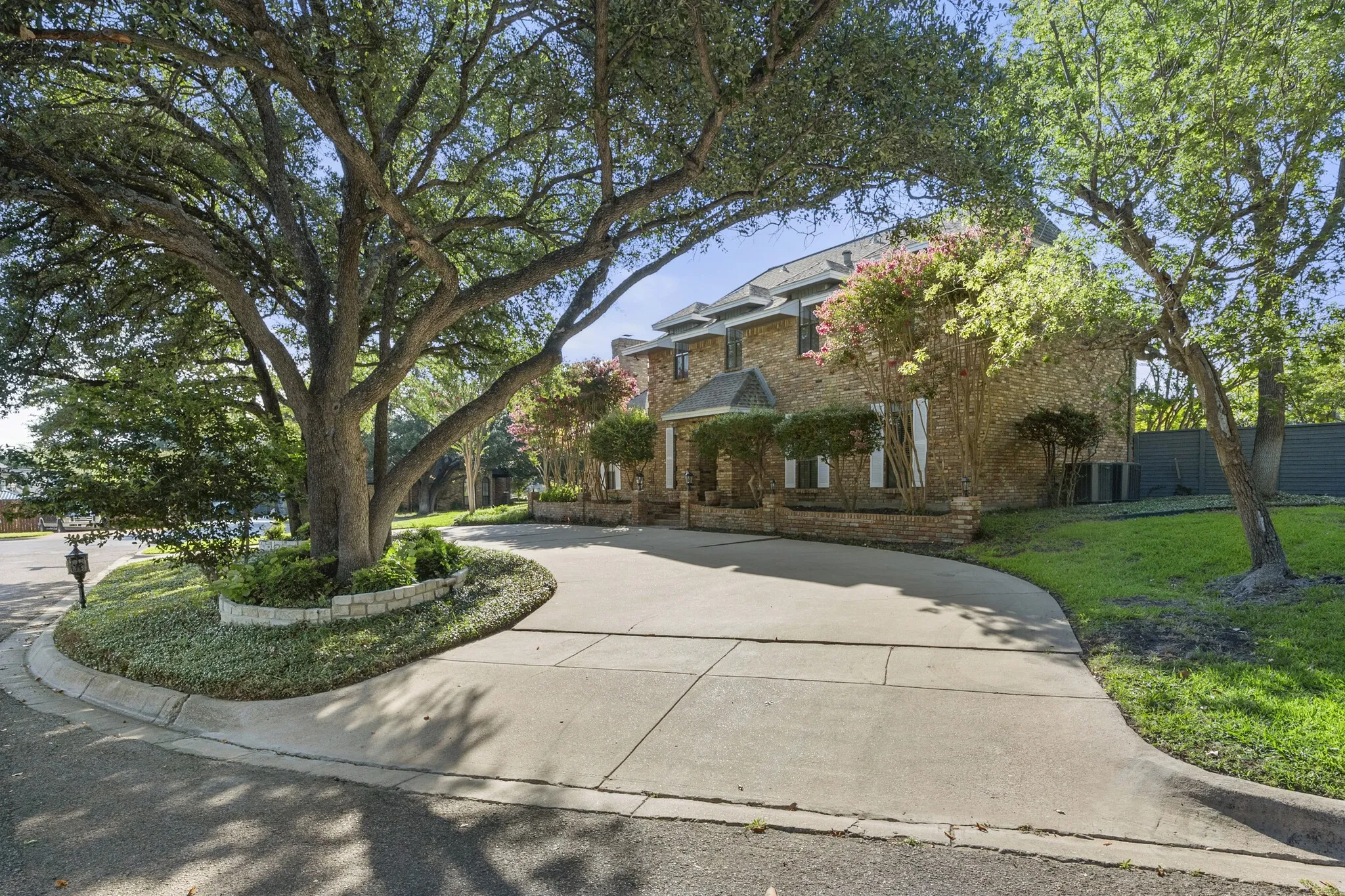 Single Family Residence For Sale in Tarrant County , 4351 Bullfinch Court, Fort Worth, Texas 76133, 3 Bedroom, 3 Bathroom, 2 Garage spaces, 3,164 Sqft, built in 1977, mls#21368061, Real Estate Agent in Fort Worth, Homes For Sale in Tarrant county, Homes For Sale in Fort Worth, Realtor in Fort Worth Texas, Real Estate Brokerage Independent Realty Texas, Luminita Cordes Realtor