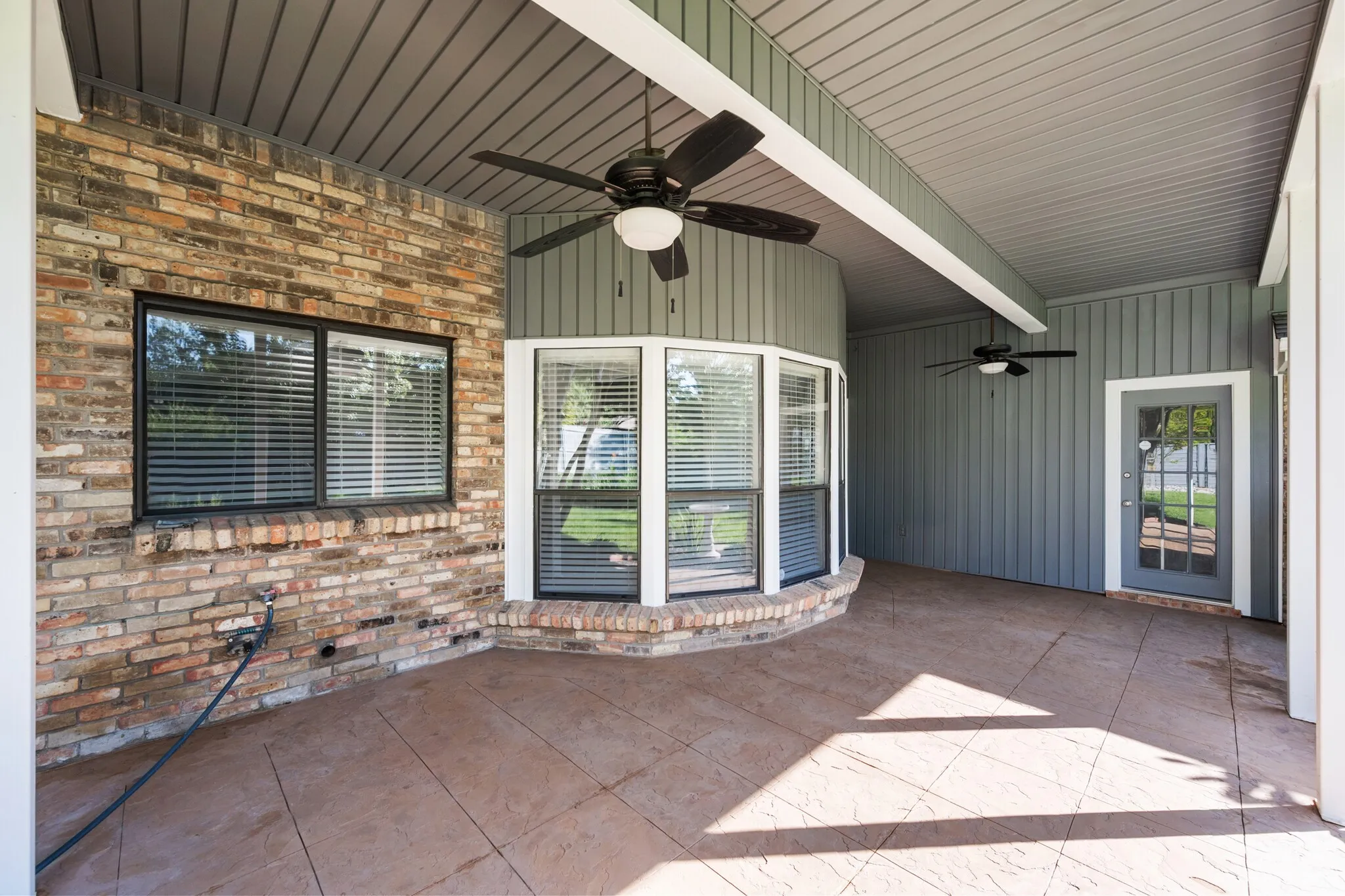 Single Family Residence For Sale in Tarrant County , 4351 Bullfinch Court, Fort Worth, Texas 76133, 3 Bedroom, 3 Bathroom, 2 Garage spaces, 3,164 Sqft, built in 1977, mls#21368061, Real Estate Agent in Fort Worth, Homes For Sale in Tarrant county, Homes For Sale in Fort Worth, Realtor in Fort Worth Texas, Real Estate Brokerage Independent Realty Texas, Luminita Cordes Realtor