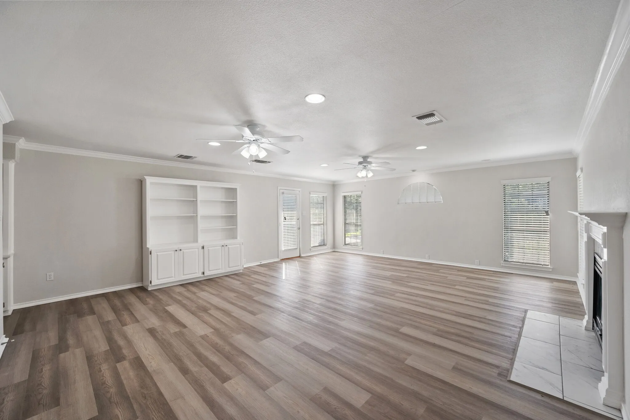 Single Family Residence For Sale in Tarrant County , 4351 Bullfinch Court, Fort Worth, Texas 76133, 3 Bedroom, 3 Bathroom, 2 Garage spaces, 3,164 Sqft, built in 1977, mls#21368061, Real Estate Agent in Fort Worth, Homes For Sale in Tarrant county, Homes For Sale in Fort Worth, Realtor in Fort Worth Texas, Real Estate Brokerage Independent Realty Texas, Luminita Cordes Realtor