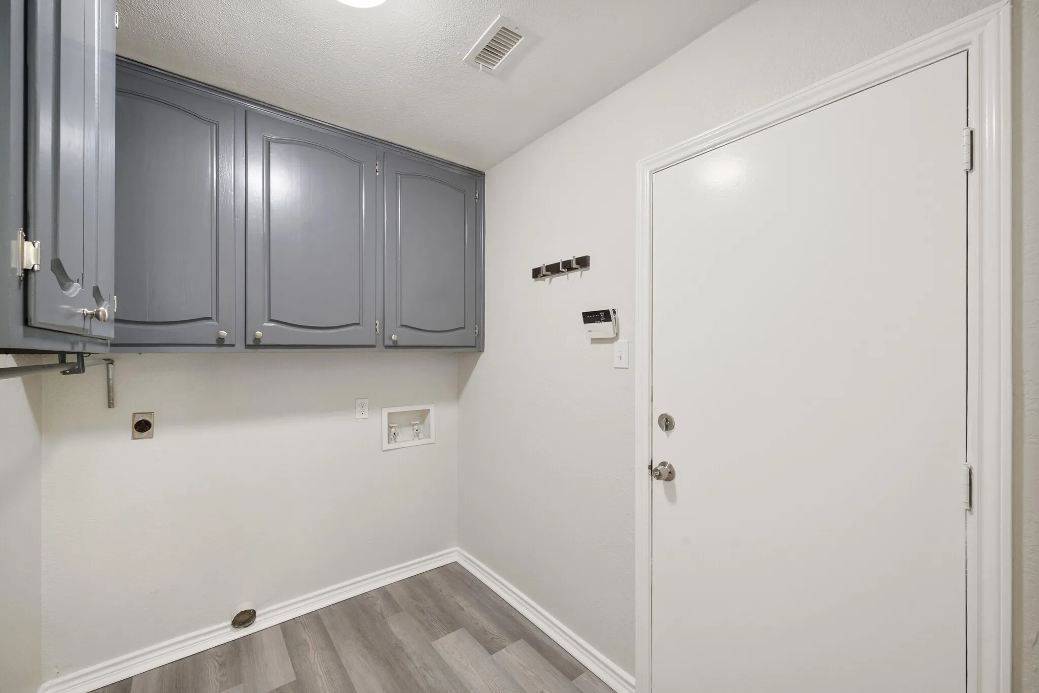 Single Family Residence For Sale in Tarrant County , 4351 Bullfinch Court, Fort Worth, Texas 76133, 3 Bedroom, 3 Bathroom, 2 Garage spaces, 3,164 Sqft, built in 1977, mls#21368061, Real Estate Agent in Fort Worth, Homes For Sale in Tarrant county, Homes For Sale in Fort Worth, Realtor in Fort Worth Texas, Real Estate Brokerage Independent Realty Texas, Luminita Cordes Realtor