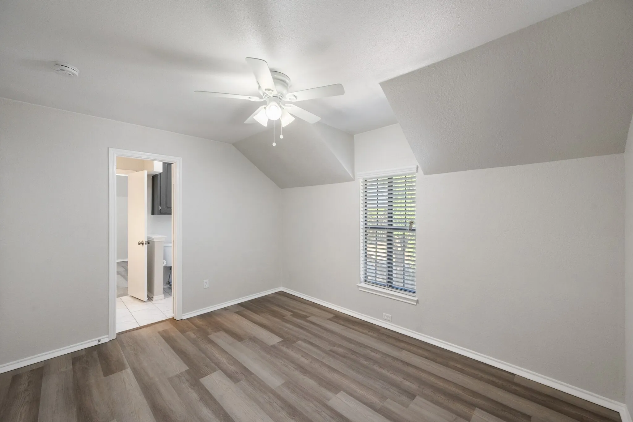 Single Family Residence For Sale in Tarrant County , 4351 Bullfinch Court, Fort Worth, Texas 76133, 3 Bedroom, 3 Bathroom, 2 Garage spaces, 3,164 Sqft, built in 1977, mls#21368061, Real Estate Agent in Fort Worth, Homes For Sale in Tarrant county, Homes For Sale in Fort Worth, Realtor in Fort Worth Texas, Real Estate Brokerage Independent Realty Texas, Luminita Cordes Realtor