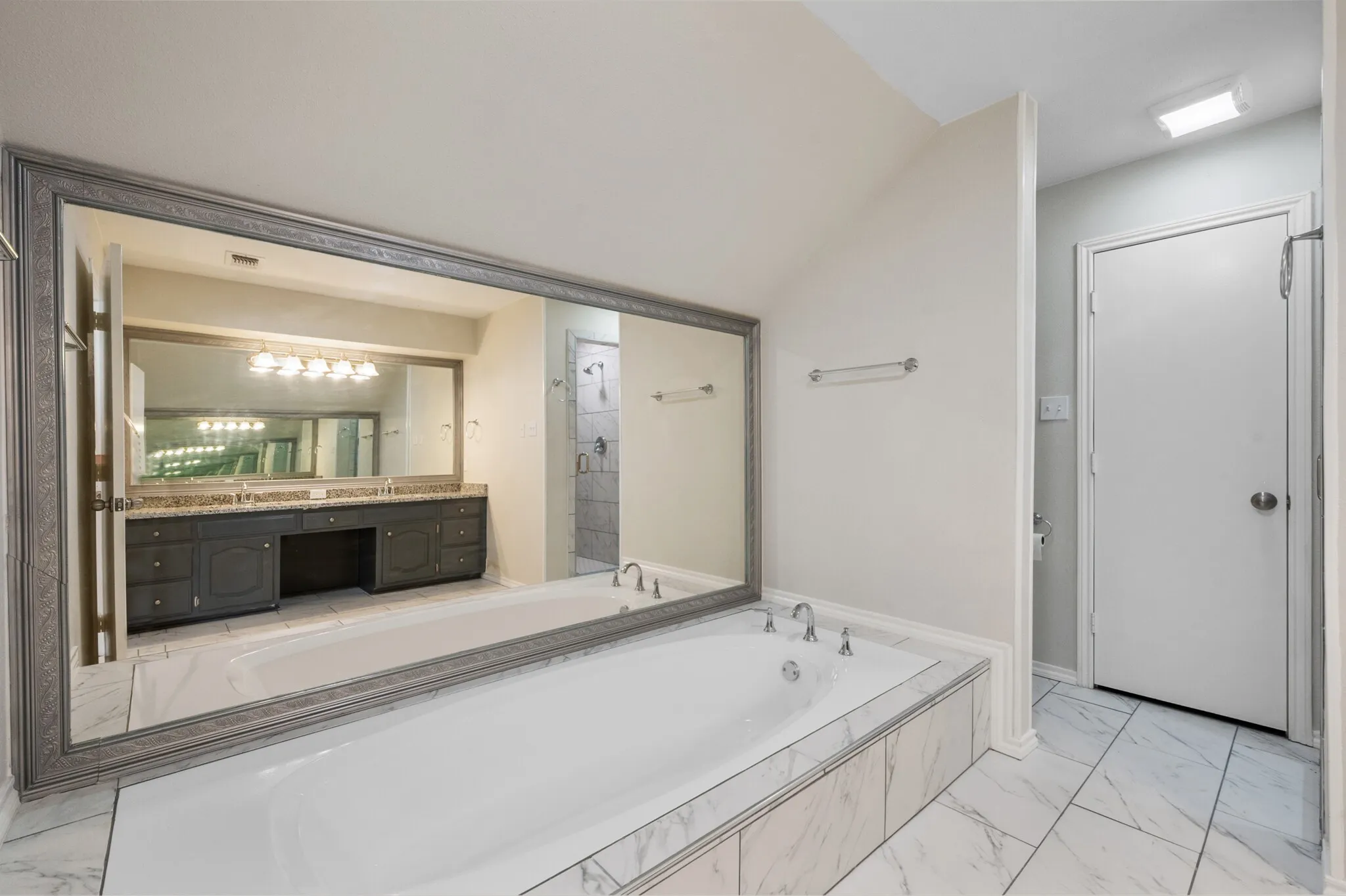Single Family Residence For Sale in Tarrant County , 4351 Bullfinch Court, Fort Worth, Texas 76133, 3 Bedroom, 3 Bathroom, 2 Garage spaces, 3,164 Sqft, built in 1977, mls#21368061, Real Estate Agent in Fort Worth, Homes For Sale in Tarrant county, Homes For Sale in Fort Worth, Realtor in Fort Worth Texas, Real Estate Brokerage Independent Realty Texas, Luminita Cordes Realtor