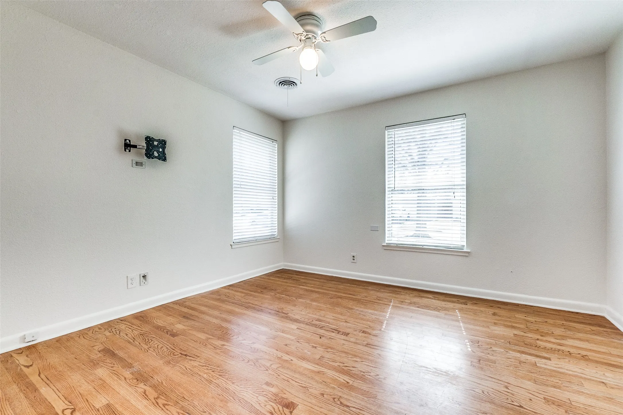 Single Family Residence For Rent in Dallas County , 4017 Beechwood Lane, Dallas, Texas 75220, 3 Bedroom, 2 Bathroom, 1 Garage spaces, 1,432 Sqft, built in 1951, mls#21366319, Real Estate Agent in Dallas, Homes For Rent in Dallas county, Homes For Rent in Dallas, Realtor in Dallas Texas, Real Estate Brokerage Independent Realty Texas, Luminita Cordes Realtor