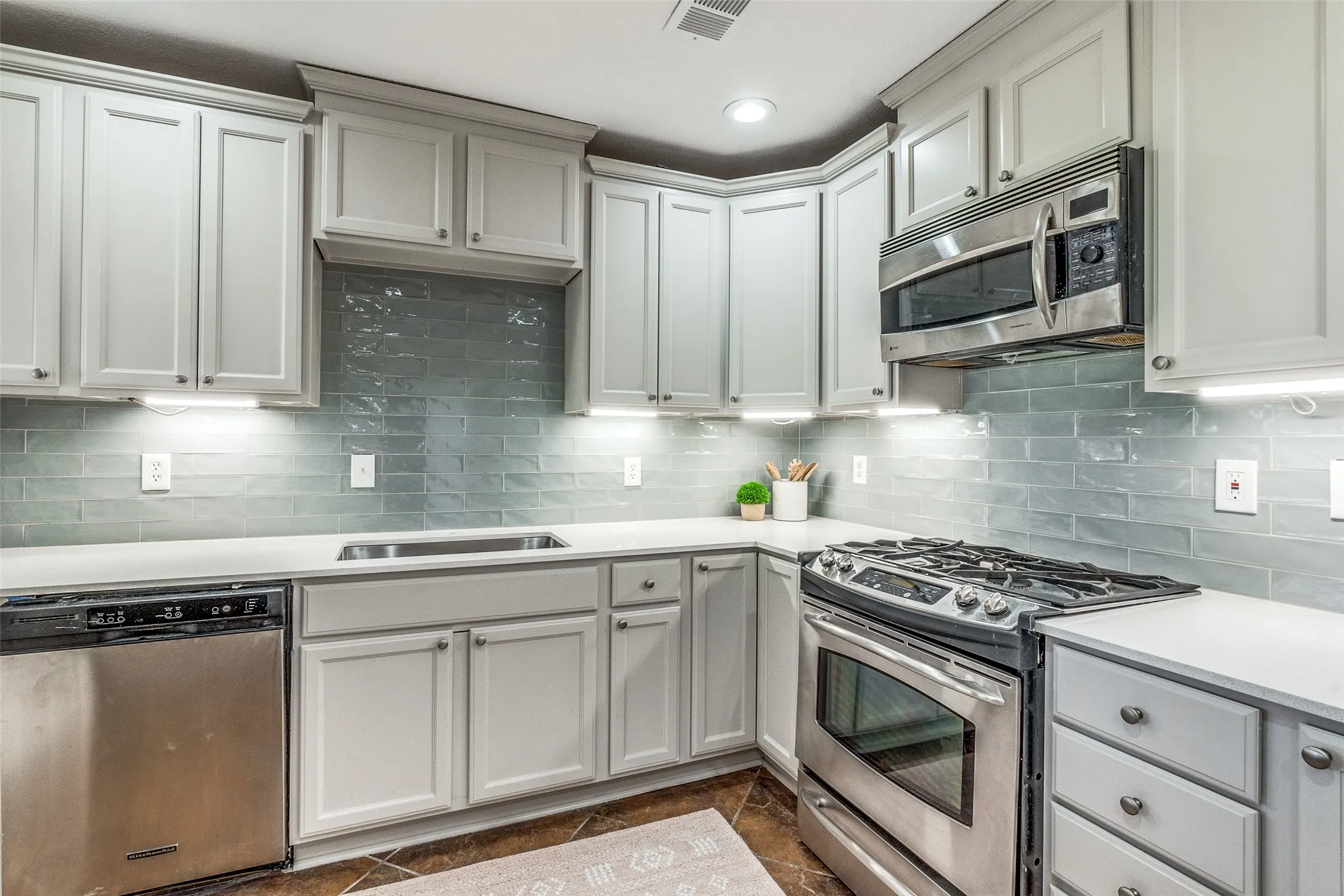 Single Family Residence For Rent in Dallas County , 4017 Beechwood Lane, Dallas, Texas 75220, 3 Bedroom, 2 Bathroom, 1 Garage spaces, 1,432 Sqft, built in 1951, mls#21366319, Real Estate Agent in Dallas, Homes For Rent in Dallas county, Homes For Rent in Dallas, Realtor in Dallas Texas, Real Estate Brokerage Independent Realty Texas, Luminita Cordes Realtor
