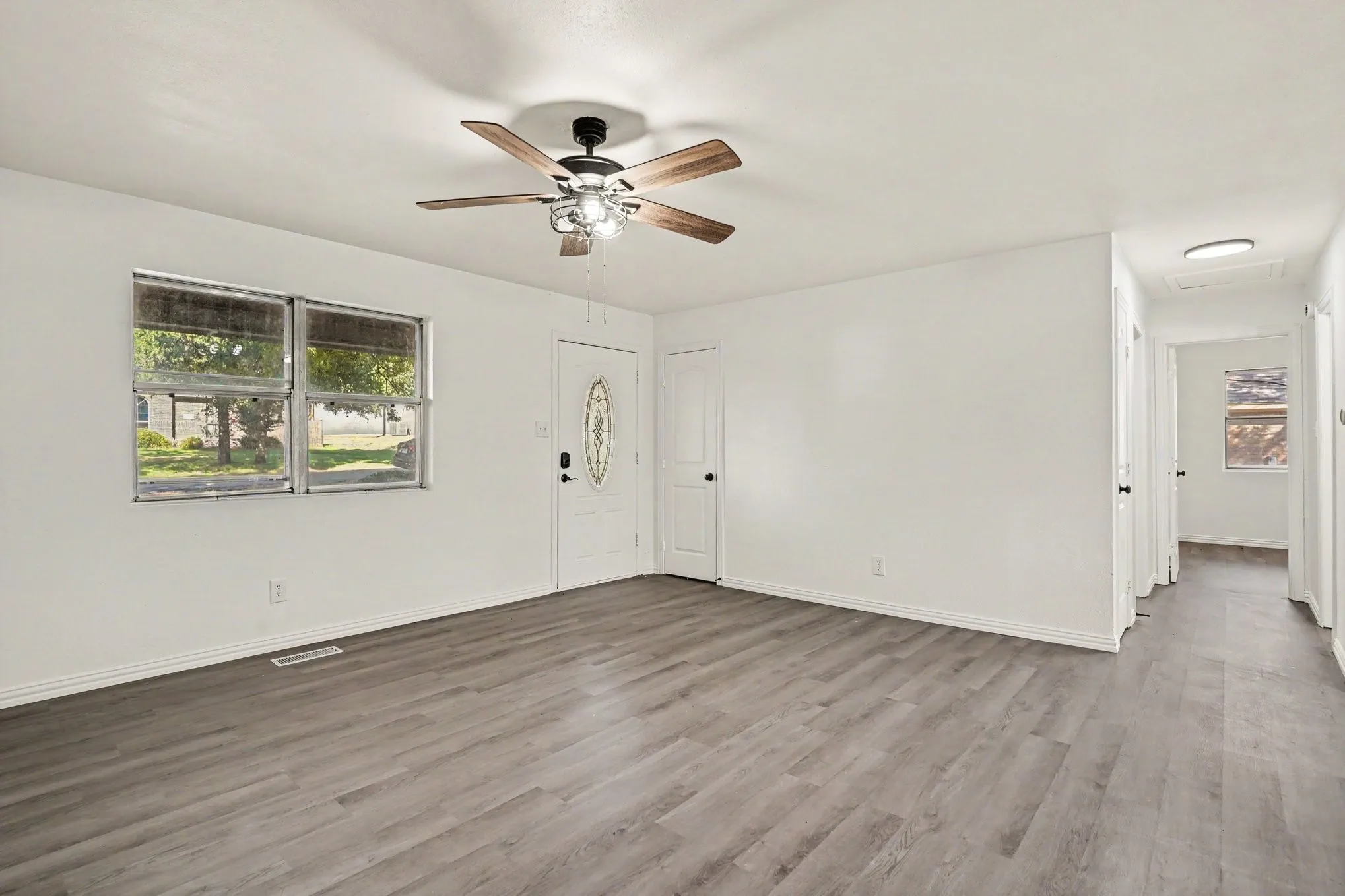 Single Family Residence For Sale in Hood County , 4305 Lucero Drive, Granbury, Texas 76048, 3 Bedroom, 2 Bathroom, Garage spaces, 1,452 Sqft, built in 1980, mls#21367832, Real Estate Agent in Granbury, Homes For Sale in Hood county, Homes For Sale in Granbury, Realtor in Granbury Texas, Real Estate Brokerage Independent Realty Texas, Luminita Cordes Realtor