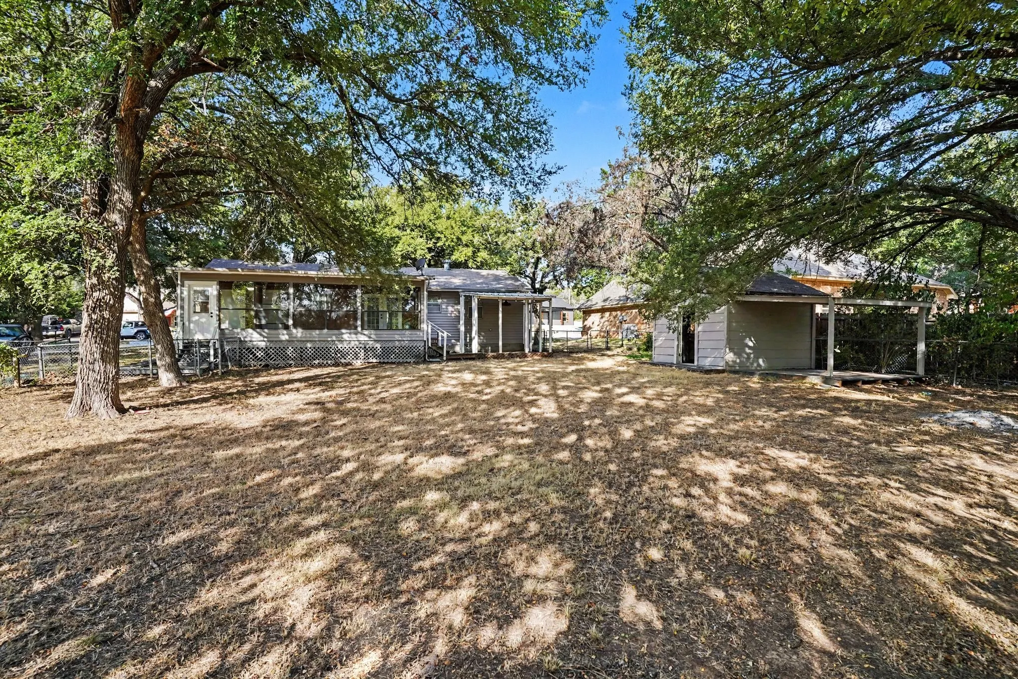 Single Family Residence For Sale in Hood County , 4305 Lucero Drive, Granbury, Texas 76048, 3 Bedroom, 2 Bathroom, Garage spaces, 1,452 Sqft, built in 1980, mls#21367832, Real Estate Agent in Granbury, Homes For Sale in Hood county, Homes For Sale in Granbury, Realtor in Granbury Texas, Real Estate Brokerage Independent Realty Texas, Luminita Cordes Realtor