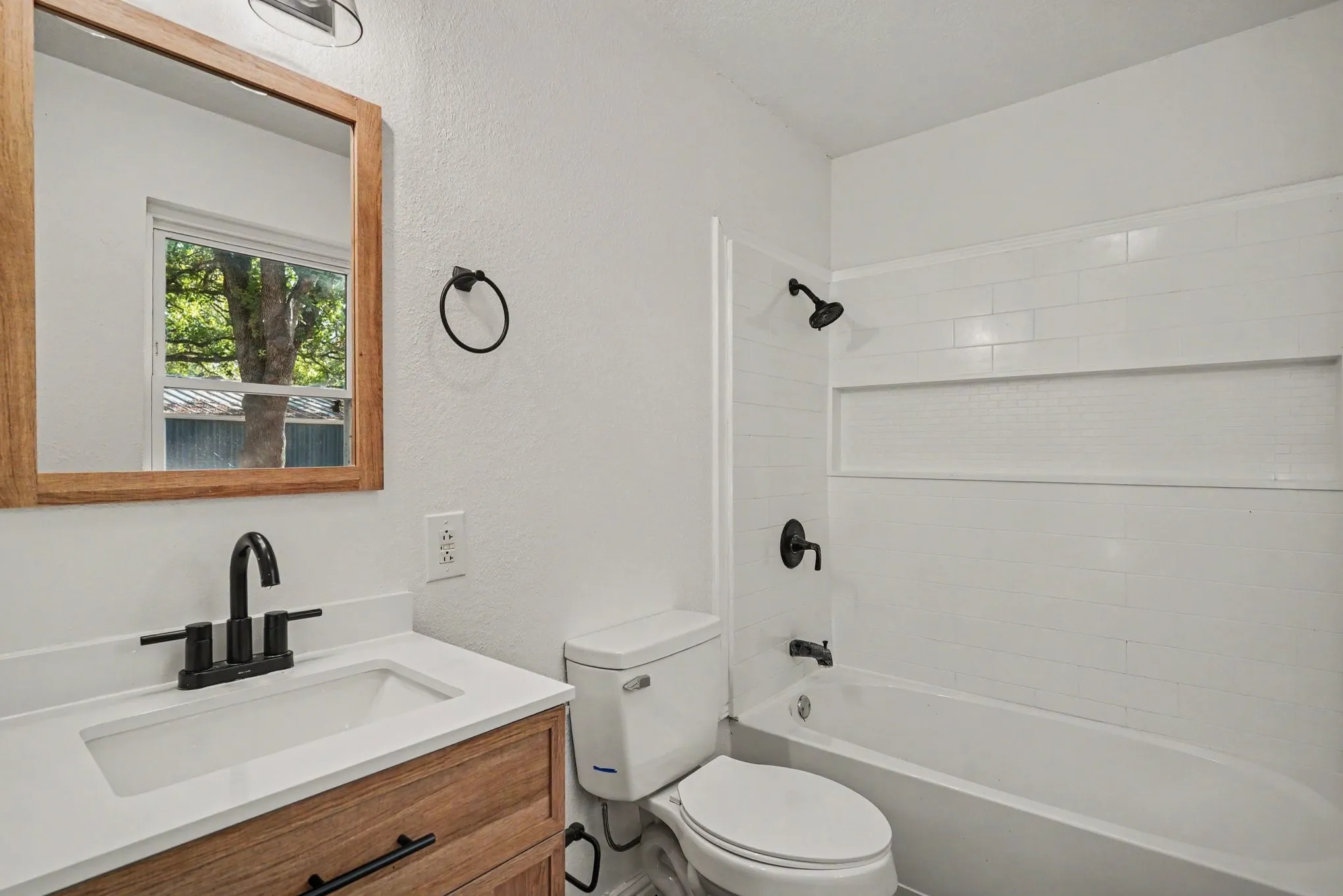 Single Family Residence For Sale in Hood County , 4305 Lucero Drive, Granbury, Texas 76048, 3 Bedroom, 2 Bathroom, Garage spaces, 1,452 Sqft, built in 1980, mls#21367832, Real Estate Agent in Granbury, Homes For Sale in Hood county, Homes For Sale in Granbury, Realtor in Granbury Texas, Real Estate Brokerage Independent Realty Texas, Luminita Cordes Realtor