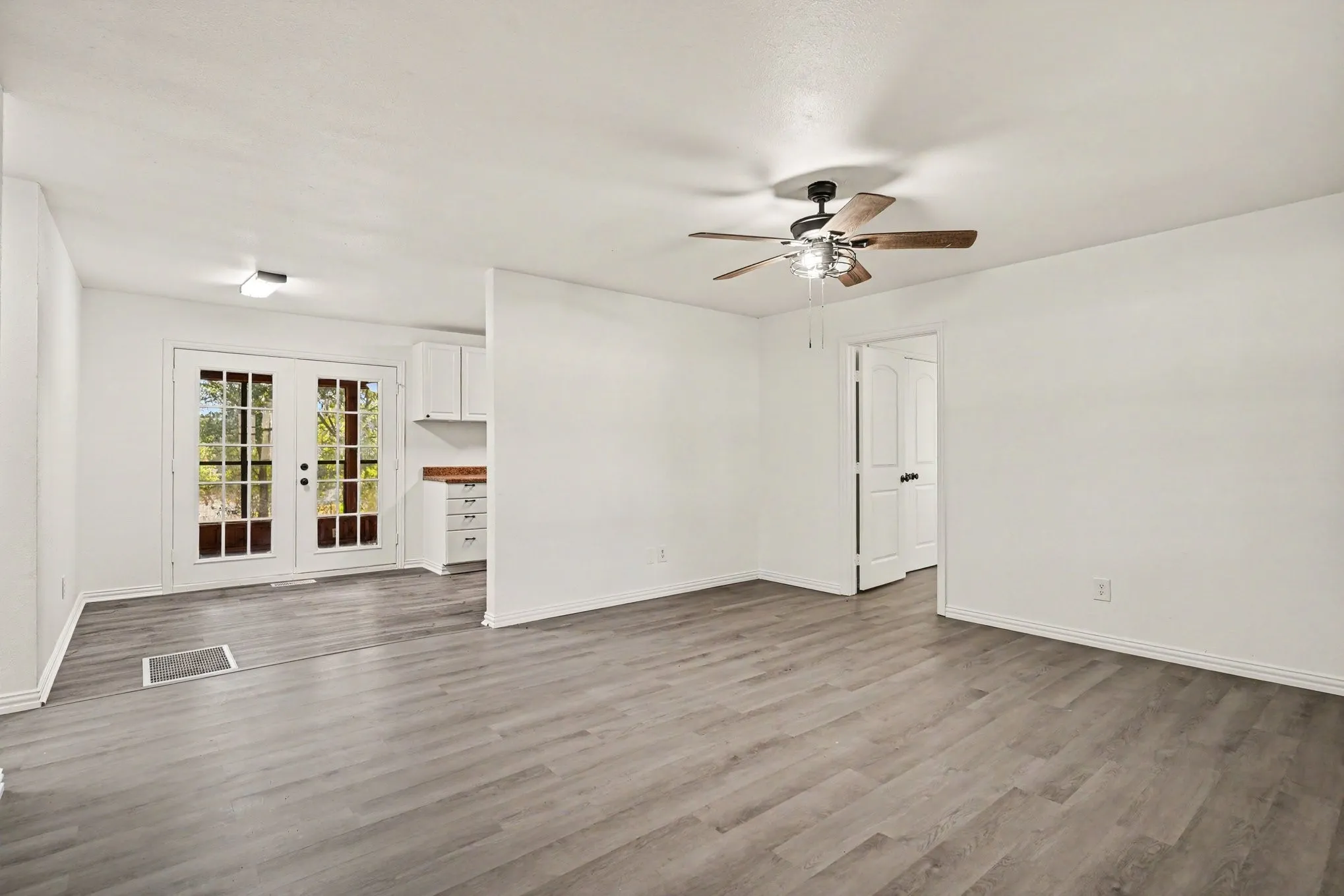 Single Family Residence For Sale in Hood County , 4305 Lucero Drive, Granbury, Texas 76048, 3 Bedroom, 2 Bathroom, Garage spaces, 1,452 Sqft, built in 1980, mls#21367832, Real Estate Agent in Granbury, Homes For Sale in Hood county, Homes For Sale in Granbury, Realtor in Granbury Texas, Real Estate Brokerage Independent Realty Texas, Luminita Cordes Realtor