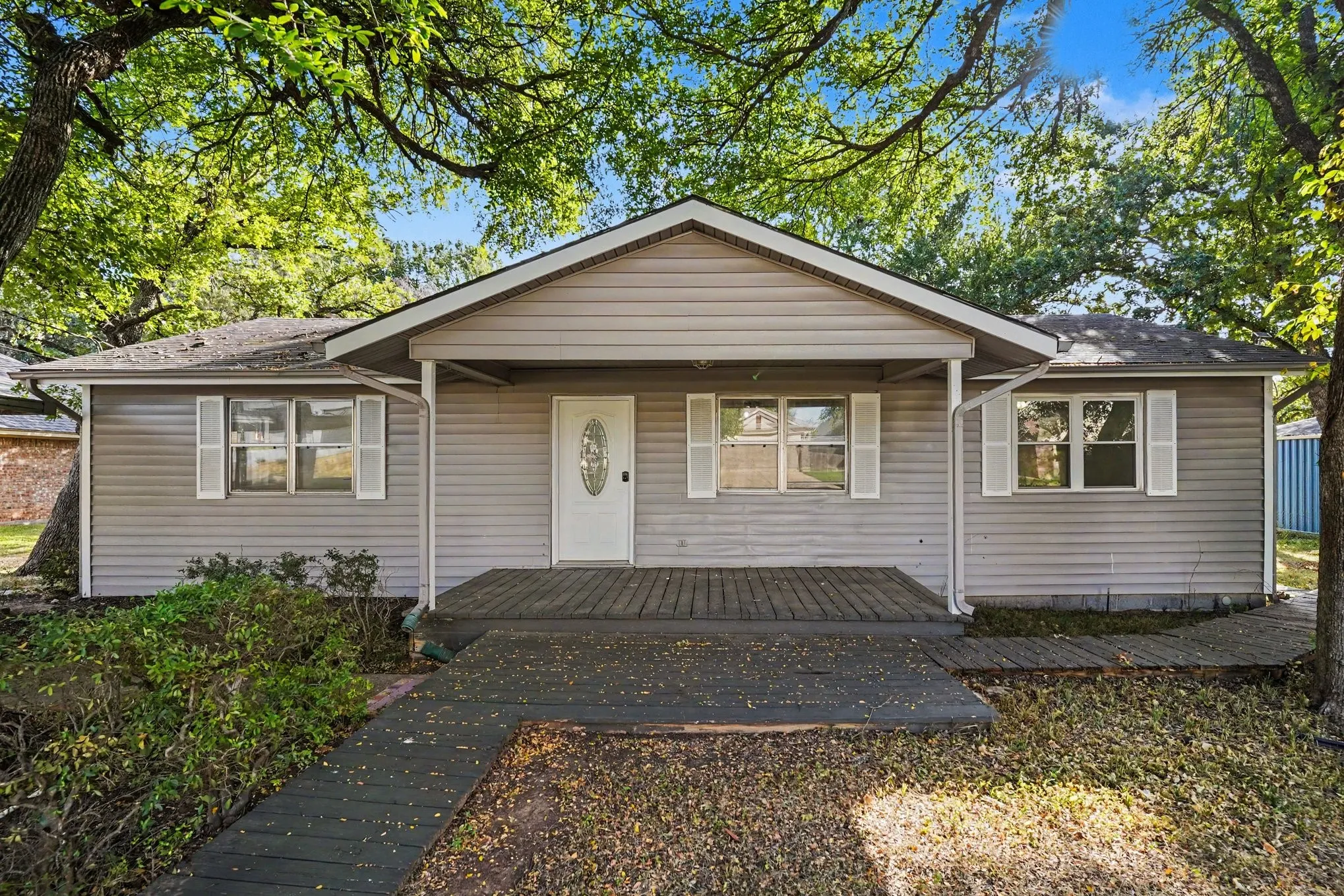 Single Family Residence For Sale in Hood County , 4305 Lucero Drive, Granbury, Texas 76048, 3 Bedroom, 2 Bathroom, Garage spaces, 1,452 Sqft, built in 1980, mls#21367832, Real Estate Agent in Granbury, Homes For Sale in Hood county, Homes For Sale in Granbury, Realtor in Granbury Texas, Real Estate Brokerage Independent Realty Texas, Luminita Cordes Realtor