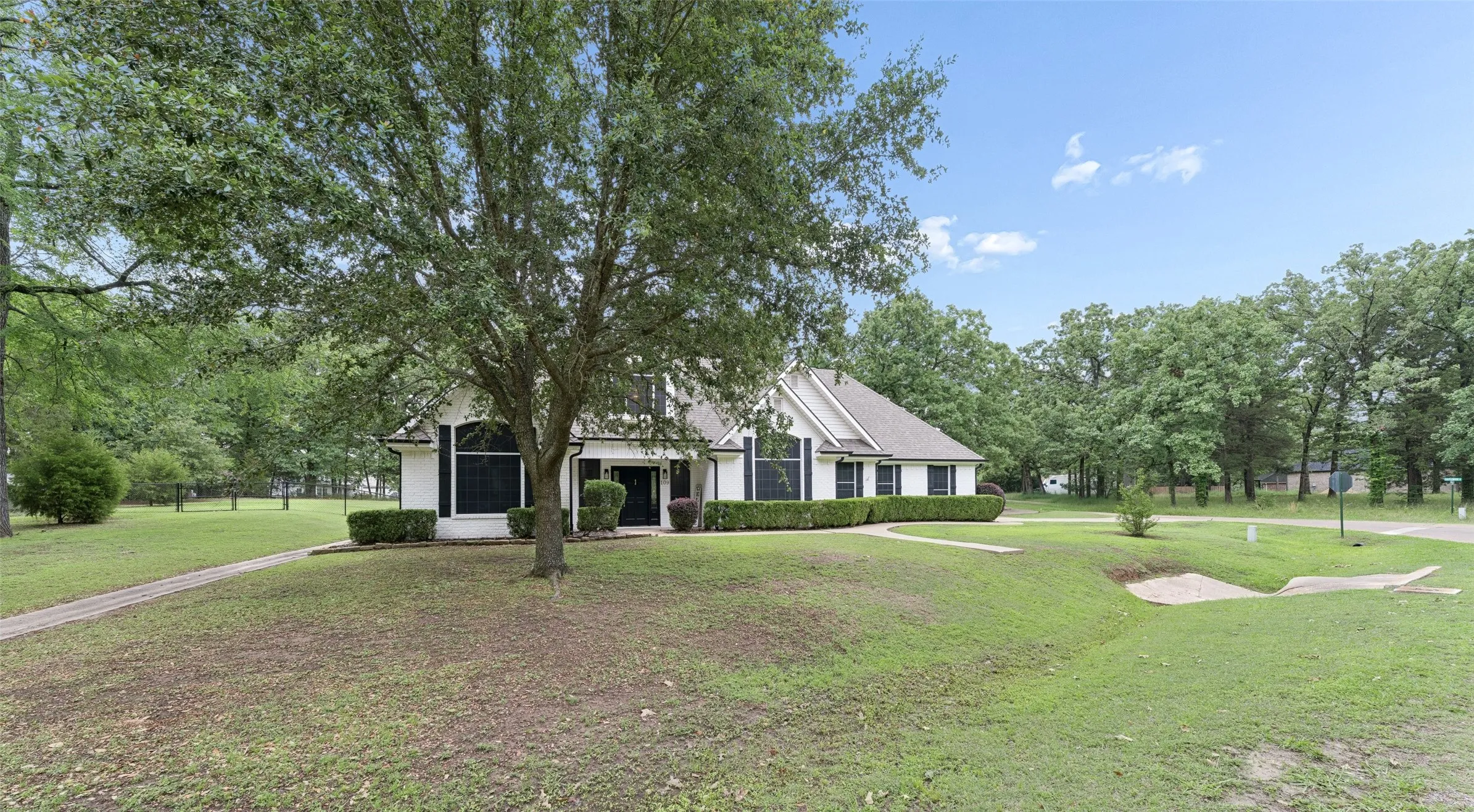 Single Family Residence For Rent in Henderson County , 109 Enchanted Drive, Enchanted Oaks, Texas 75156, 4 Bedroom, 2 Bathroom, 2 Garage spaces, 2,842 Sqft, built in 1998, mls#21367991, Real Estate Agent in Enchanted Oaks, Homes For Rent in Henderson county, Homes For Rent in Enchanted Oaks, Realtor in Enchanted Oaks Texas, Real Estate Brokerage Independent Realty Texas, Luminita Cordes Realtor