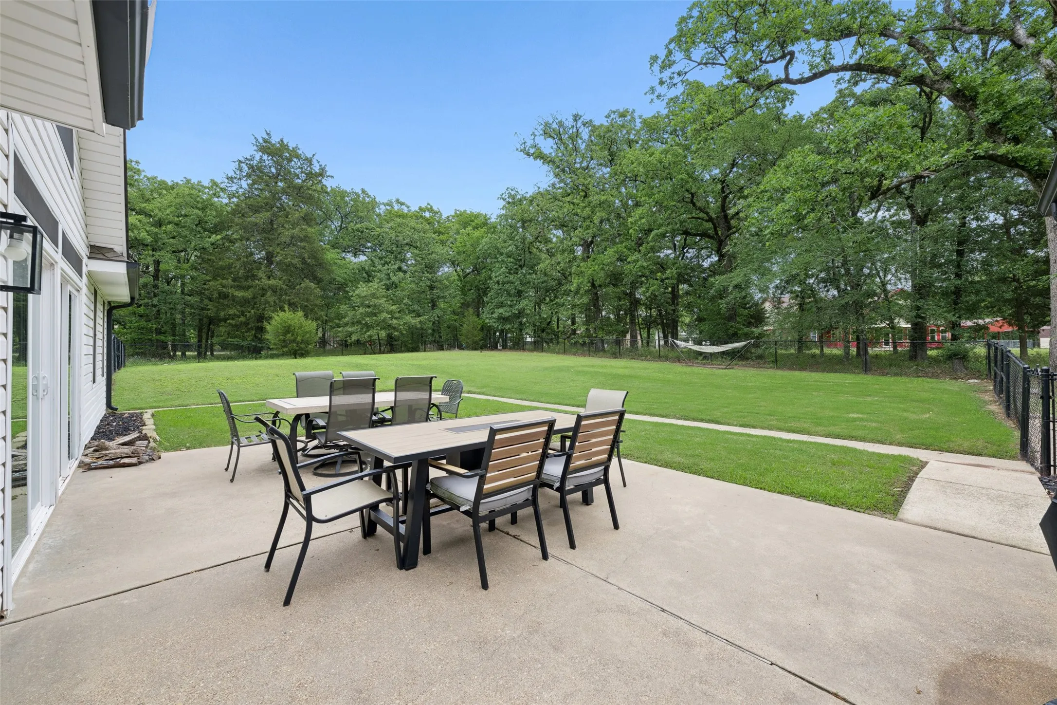 Single Family Residence For Rent in Henderson County , 109 Enchanted Drive, Enchanted Oaks, Texas 75156, 4 Bedroom, 2 Bathroom, 2 Garage spaces, 2,842 Sqft, built in 1998, mls#21367991, Real Estate Agent in Enchanted Oaks, Homes For Rent in Henderson county, Homes For Rent in Enchanted Oaks, Realtor in Enchanted Oaks Texas, Real Estate Brokerage Independent Realty Texas, Luminita Cordes Realtor