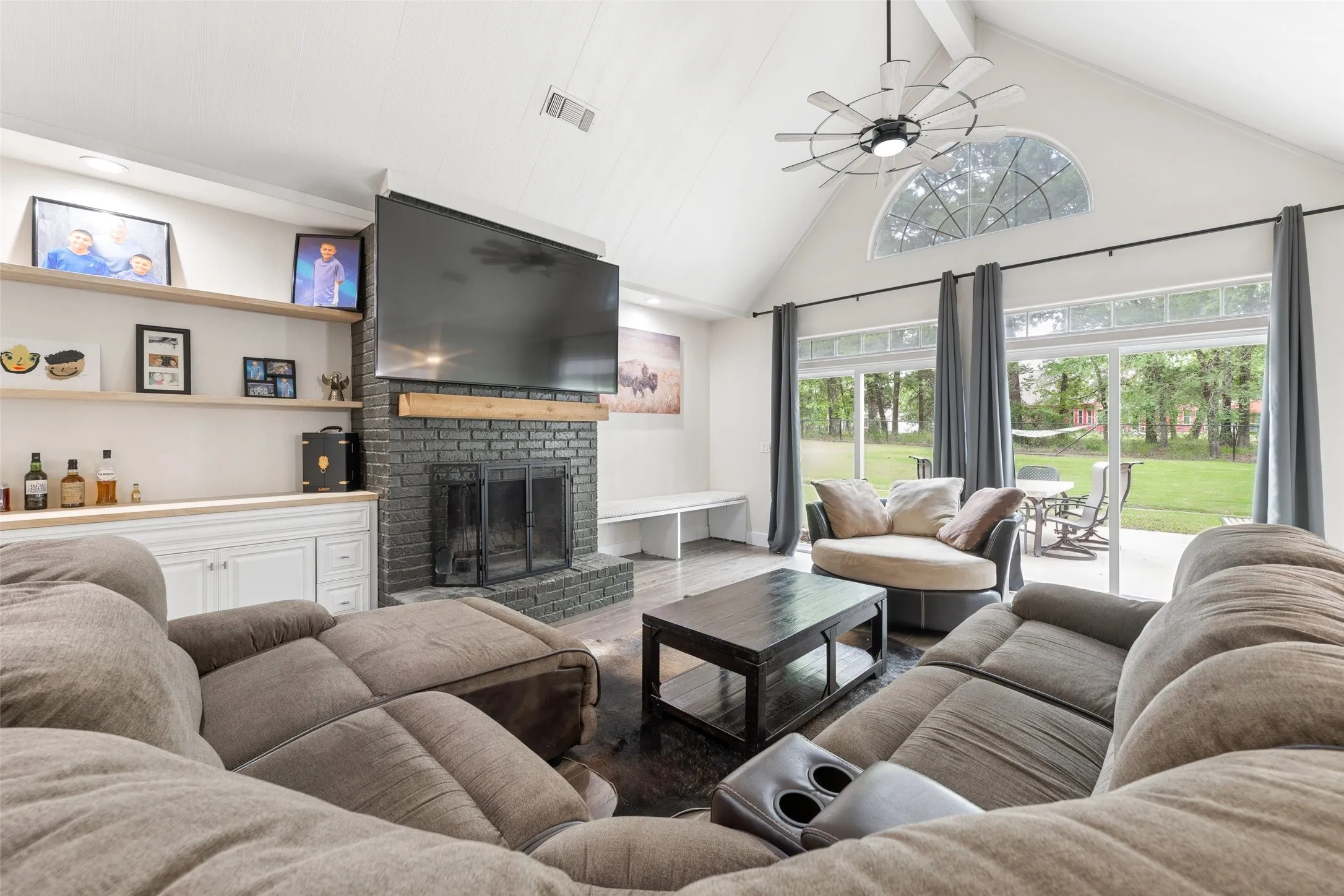 Single Family Residence For Rent in Henderson County , 109 Enchanted Drive, Enchanted Oaks, Texas 75156, 4 Bedroom, 2 Bathroom, 2 Garage spaces, 2,842 Sqft, built in 1998, mls#21367991, Real Estate Agent in Enchanted Oaks, Homes For Rent in Henderson county, Homes For Rent in Enchanted Oaks, Realtor in Enchanted Oaks Texas, Real Estate Brokerage Independent Realty Texas, Luminita Cordes Realtor
