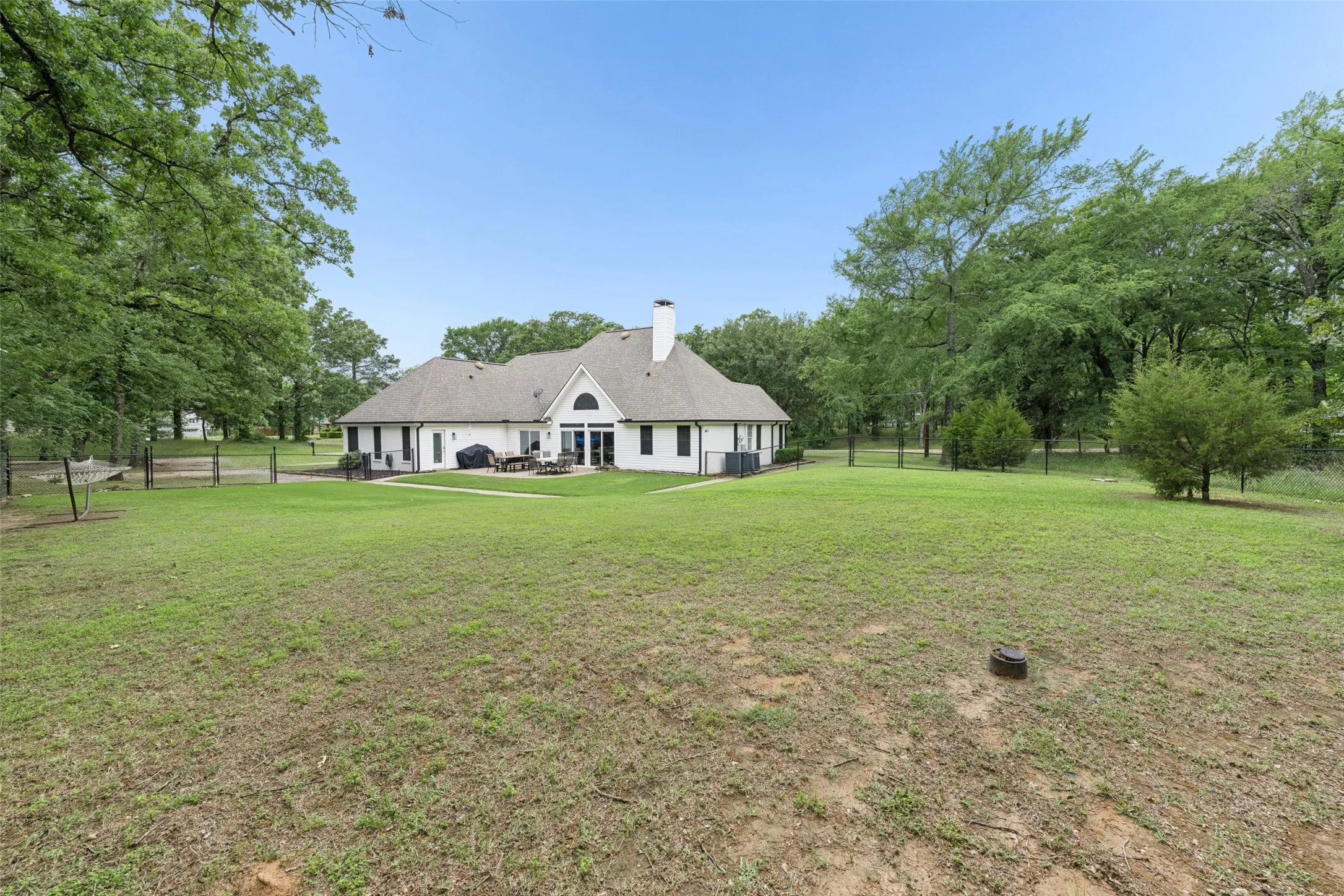 Single Family Residence For Rent in Henderson County , 109 Enchanted Drive, Enchanted Oaks, Texas 75156, 4 Bedroom, 2 Bathroom, 2 Garage spaces, 2,842 Sqft, built in 1998, mls#21367991, Real Estate Agent in Enchanted Oaks, Homes For Rent in Henderson county, Homes For Rent in Enchanted Oaks, Realtor in Enchanted Oaks Texas, Real Estate Brokerage Independent Realty Texas, Luminita Cordes Realtor