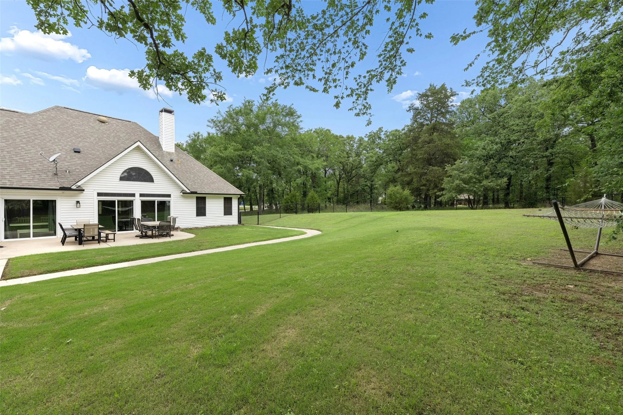 Single Family Residence For Rent in Henderson County , 109 Enchanted Drive, Enchanted Oaks, Texas 75156, 4 Bedroom, 2 Bathroom, 2 Garage spaces, 2,842 Sqft, built in 1998, mls#21367991, Real Estate Agent in Enchanted Oaks, Homes For Rent in Henderson county, Homes For Rent in Enchanted Oaks, Realtor in Enchanted Oaks Texas, Real Estate Brokerage Independent Realty Texas, Luminita Cordes Realtor