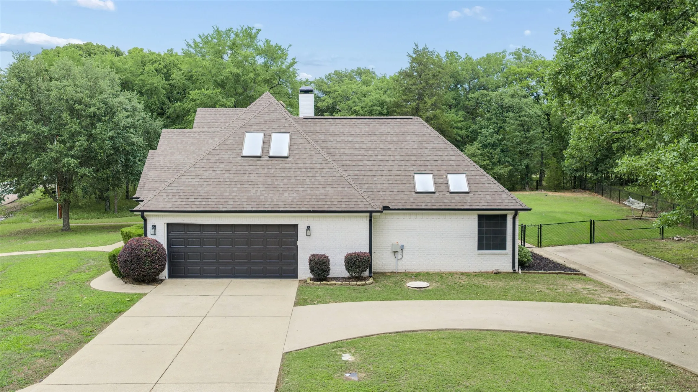 Single Family Residence For Rent in Henderson County , 109 Enchanted Drive, Enchanted Oaks, Texas 75156, 4 Bedroom, 2 Bathroom, 2 Garage spaces, 2,842 Sqft, built in 1998, mls#21367991, Real Estate Agent in Enchanted Oaks, Homes For Rent in Henderson county, Homes For Rent in Enchanted Oaks, Realtor in Enchanted Oaks Texas, Real Estate Brokerage Independent Realty Texas, Luminita Cordes Realtor