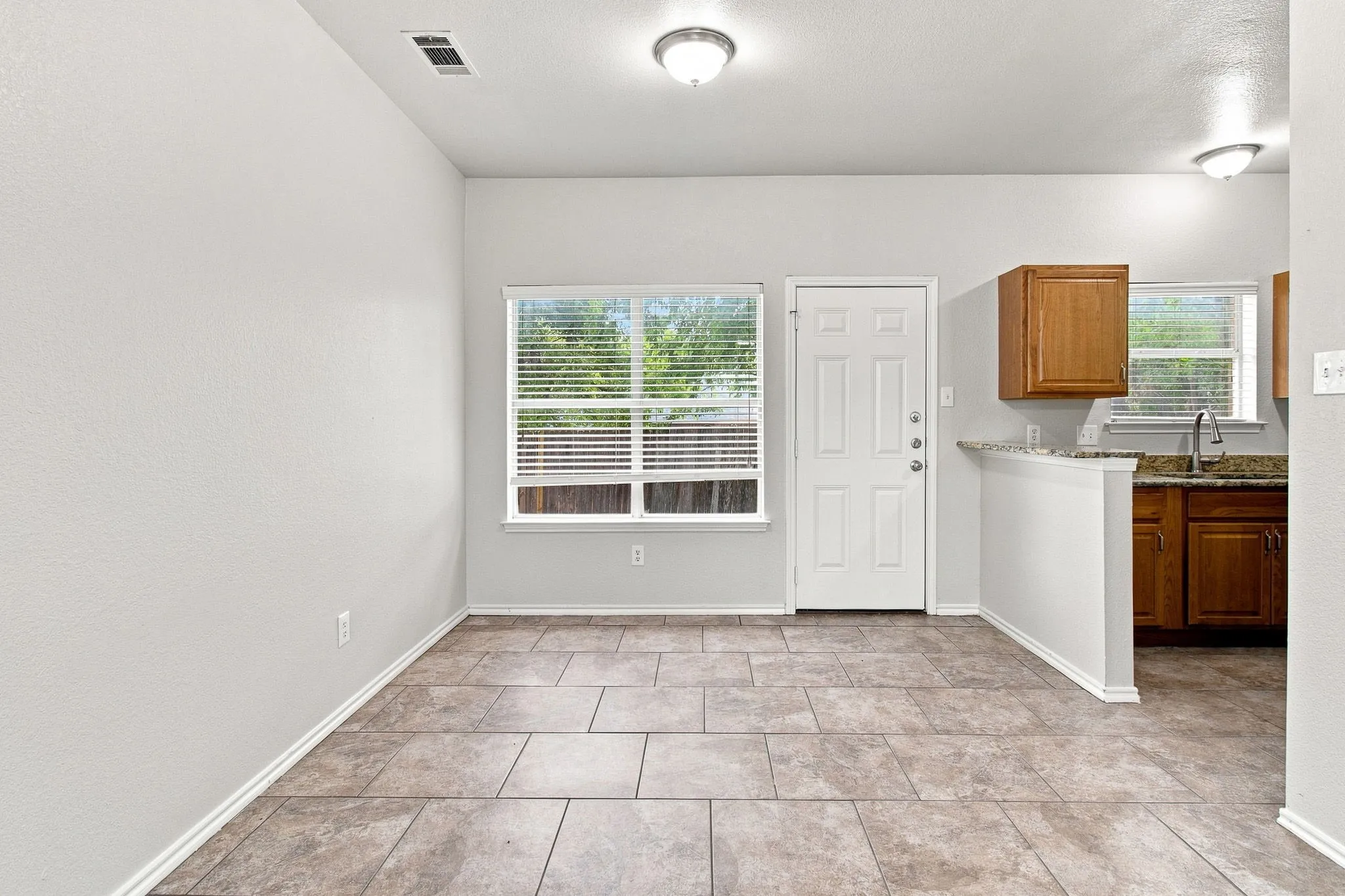 Single Family Residence For Sale in Dallas County , 1512 Yellowbird Court, De Soto, Texas 75115, 3 Bedroom, 3 Bathroom, 2 Garage spaces, 1,588 Sqft, built in 2000, mls#21366327, Real Estate Agent in De Soto, Homes For Sale in Dallas county, Homes For Sale in De Soto, Realtor in De Soto Texas, Real Estate Brokerage Independent Realty Texas, Luminita Cordes Realtor