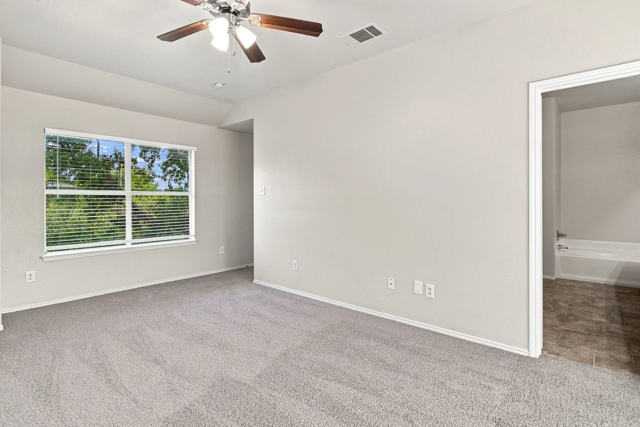 Single Family Residence For Sale in Dallas County , 1512 Yellowbird Court, De Soto, Texas 75115, 3 Bedroom, 3 Bathroom, 2 Garage spaces, 1,588 Sqft, built in 2000, mls#21366327, Real Estate Agent in De Soto, Homes For Sale in Dallas county, Homes For Sale in De Soto, Realtor in De Soto Texas, Real Estate Brokerage Independent Realty Texas, Luminita Cordes Realtor