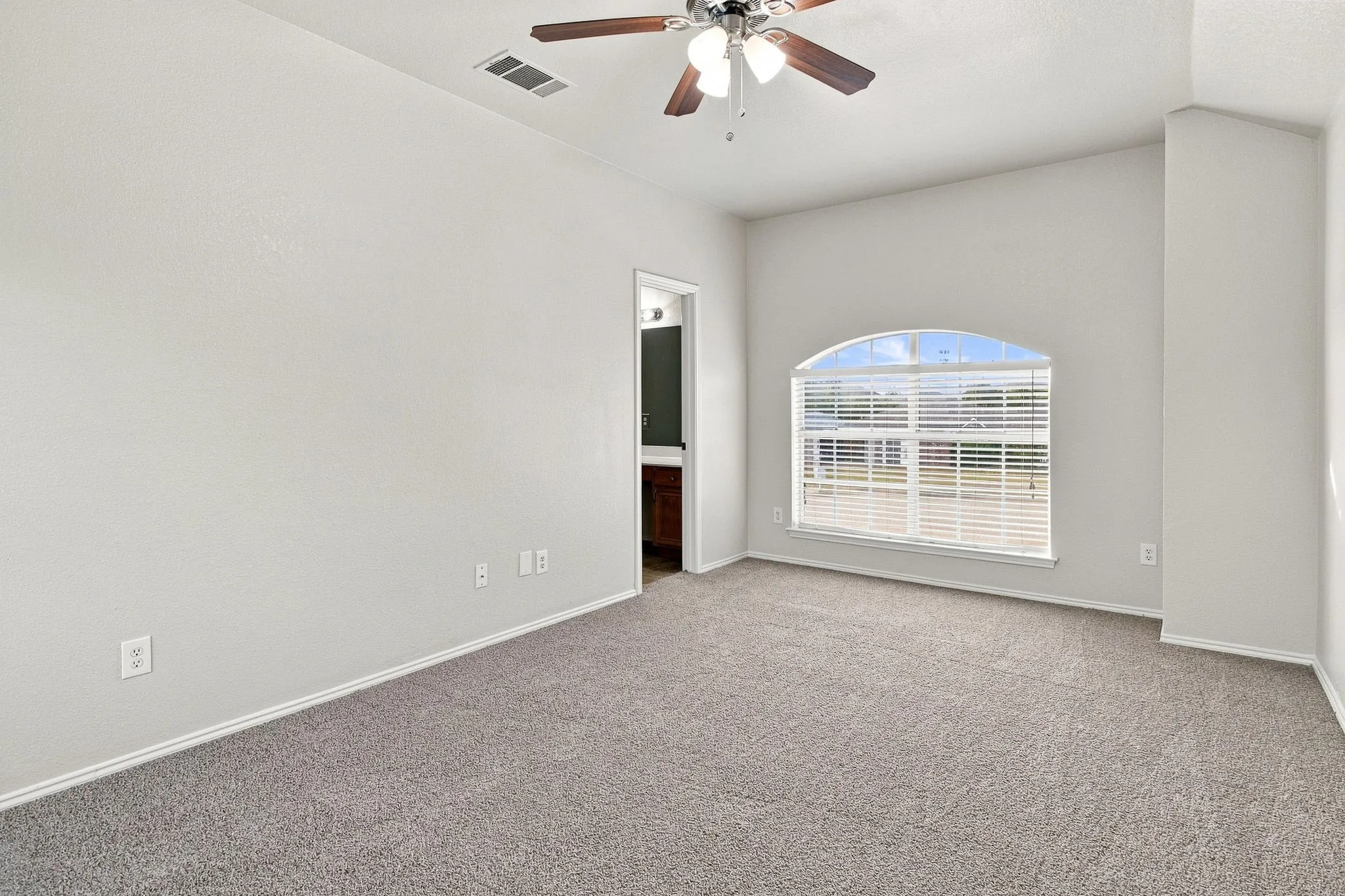 Single Family Residence For Sale in Dallas County , 1512 Yellowbird Court, De Soto, Texas 75115, 3 Bedroom, 3 Bathroom, 2 Garage spaces, 1,588 Sqft, built in 2000, mls#21366327, Real Estate Agent in De Soto, Homes For Sale in Dallas county, Homes For Sale in De Soto, Realtor in De Soto Texas, Real Estate Brokerage Independent Realty Texas, Luminita Cordes Realtor