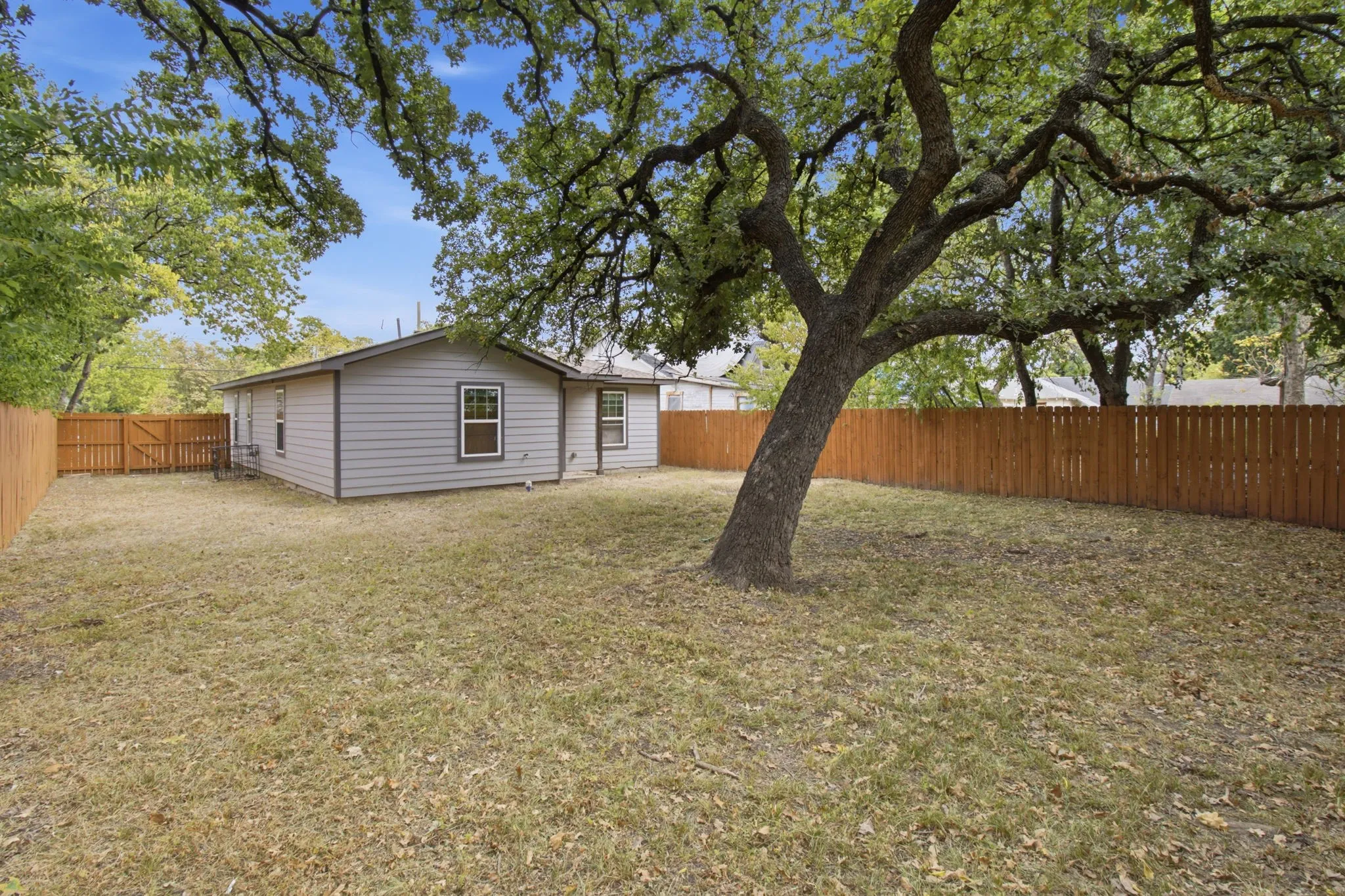 Single Family Residence For Sale in Dallas County , 3923 Metropolitan Avenue, Dallas, Texas 75210, 3 Bedroom, 2 Bathroom, 1 Garage spaces, 1,210 Sqft, built in 2019, mls#21367599, Real Estate Agent in Dallas, Homes For Sale in Dallas county, Homes For Sale in Dallas, Realtor in Dallas Texas, Real Estate Brokerage Independent Realty Texas, Luminita Cordes Realtor