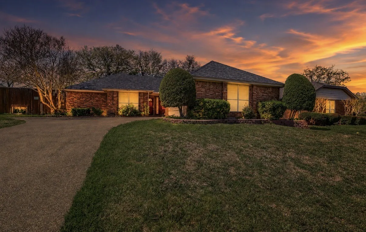 Single Family Residence For Sale in Dallas County , 5405 Blue Cove Drive, Garland, Texas 75043, 3 Bedroom, 3 Bathroom, 2 Garage spaces, 1,738 Sqft, built in 1986, mls#21367218, Real Estate Agent in Garland, Homes For Sale in Dallas county, Homes For Sale in Garland, Realtor in Garland Texas, Real Estate Brokerage Independent Realty Texas, Luminita Cordes Realtor