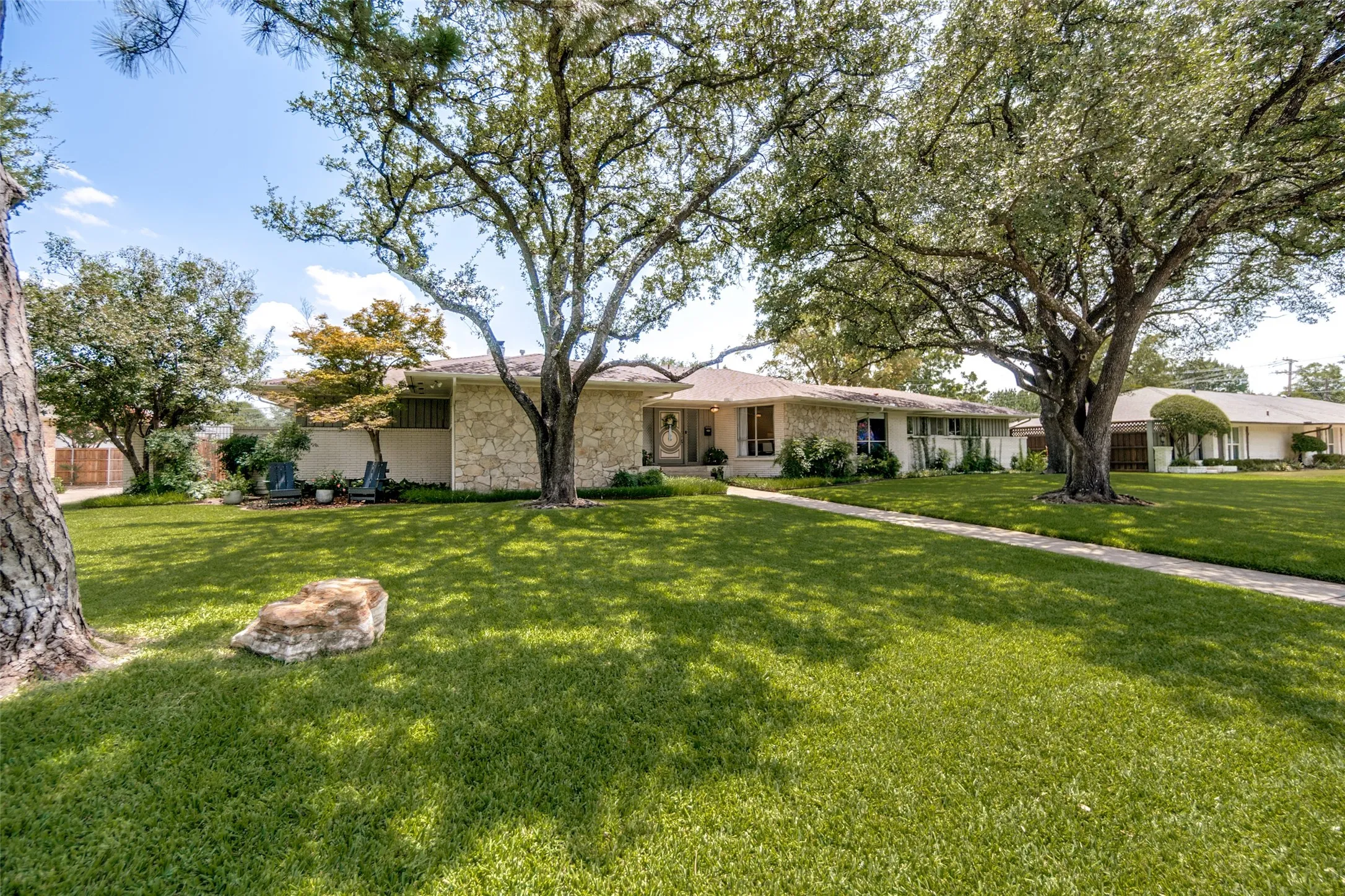 Single Family Residence For Rent in Dallas County , 4614 Ridgeside Drive, Dallas, Texas 75244, 4 Bedroom, 4 Bathroom, 1 Garage spaces, 2,778 Sqft, built in 1962, mls#21368099, Real Estate Agent in Dallas, Homes For Rent in Dallas county, Homes For Rent in Dallas, Realtor in Dallas Texas, Real Estate Brokerage Independent Realty Texas, Luminita Cordes Realtor