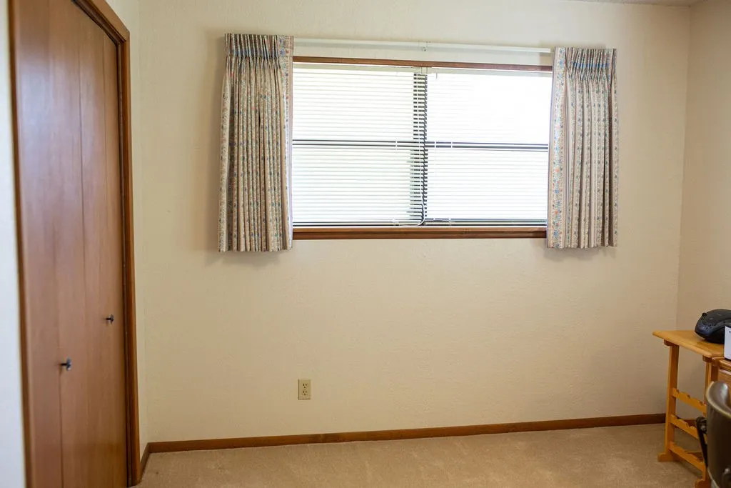 This room can also be used as an office.