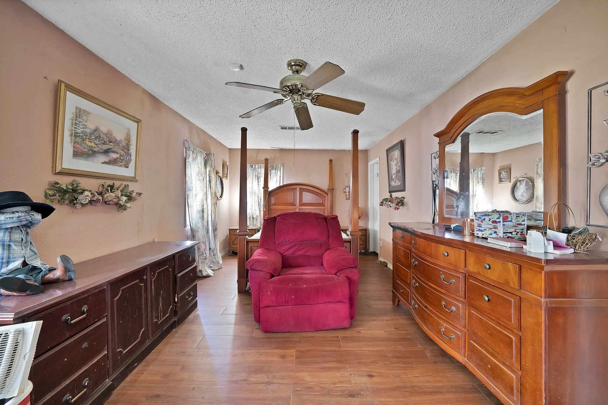 Single Family Residence For Sale in Dallas County , 1508 Betty Ann Lane, Balch Springs, Texas 75180, 2 Bedroom, 1 Bathroom, Garage spaces, 1,180 Sqft, built in 1950, mls#21368115, Real Estate Agent in Balch Springs, Homes For Sale in Dallas county, Homes For Sale in Balch Springs, Realtor in Balch Springs Texas, Real Estate Brokerage Independent Realty Texas, Luminita Cordes Realtor