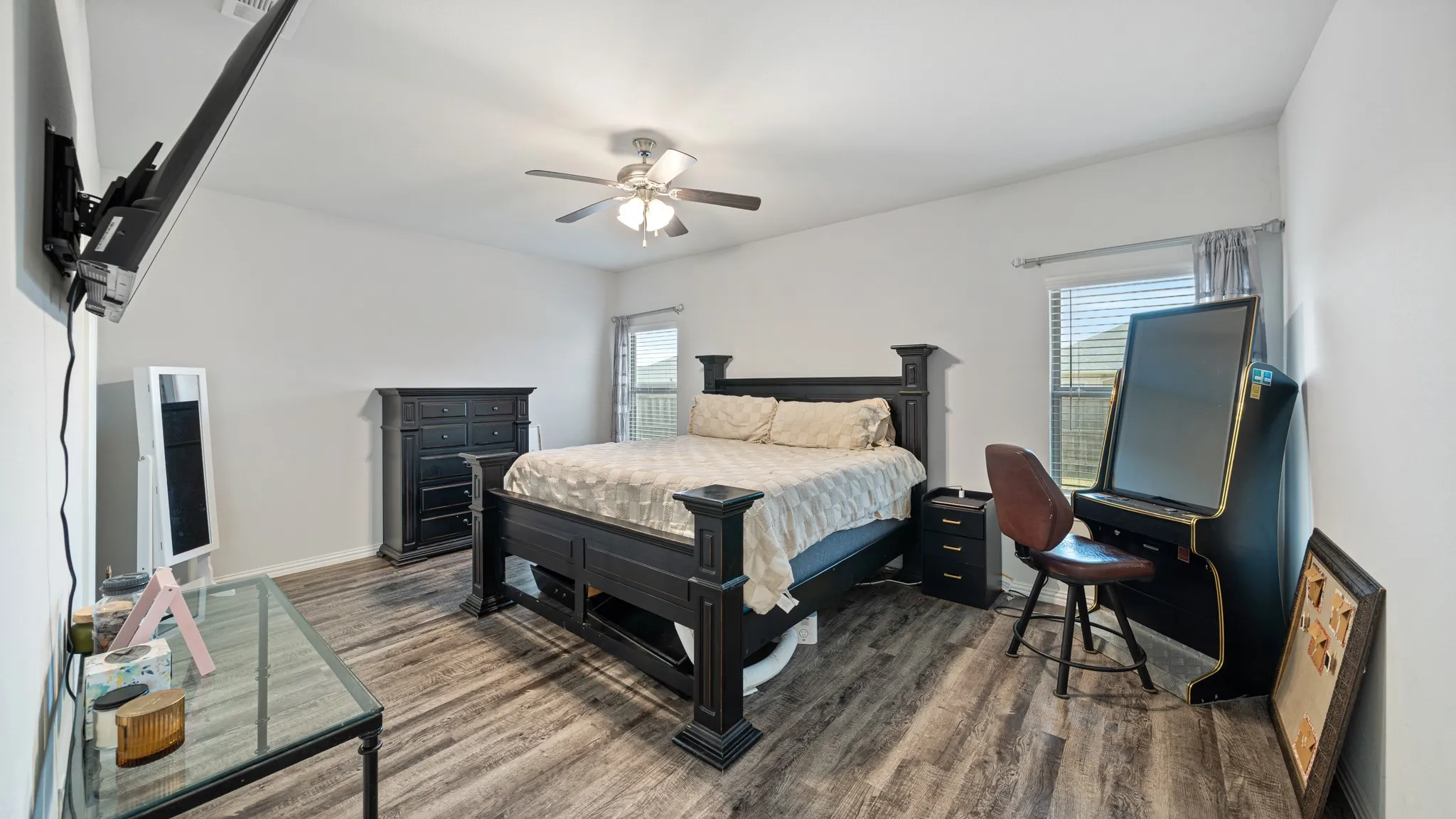 Wood-finish flooring with a ceiling fan
