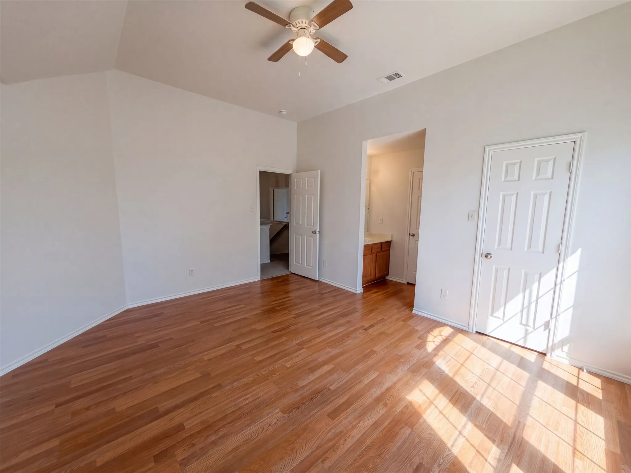 Single Family Residence For Sale in Dallas County , 1402 Stone Oak Court, Cedar Hill, Texas 75104, 4 Bedroom, 4 Bathroom, 3 Garage spaces, 3,658 Sqft, built in 2004, mls#21368117, Real Estate Agent in Cedar Hill, Homes For Sale in Dallas county, Homes For Sale in Cedar Hill, Realtor in Cedar Hill Texas, Real Estate Brokerage Independent Realty Texas, Luminita Cordes Realtor