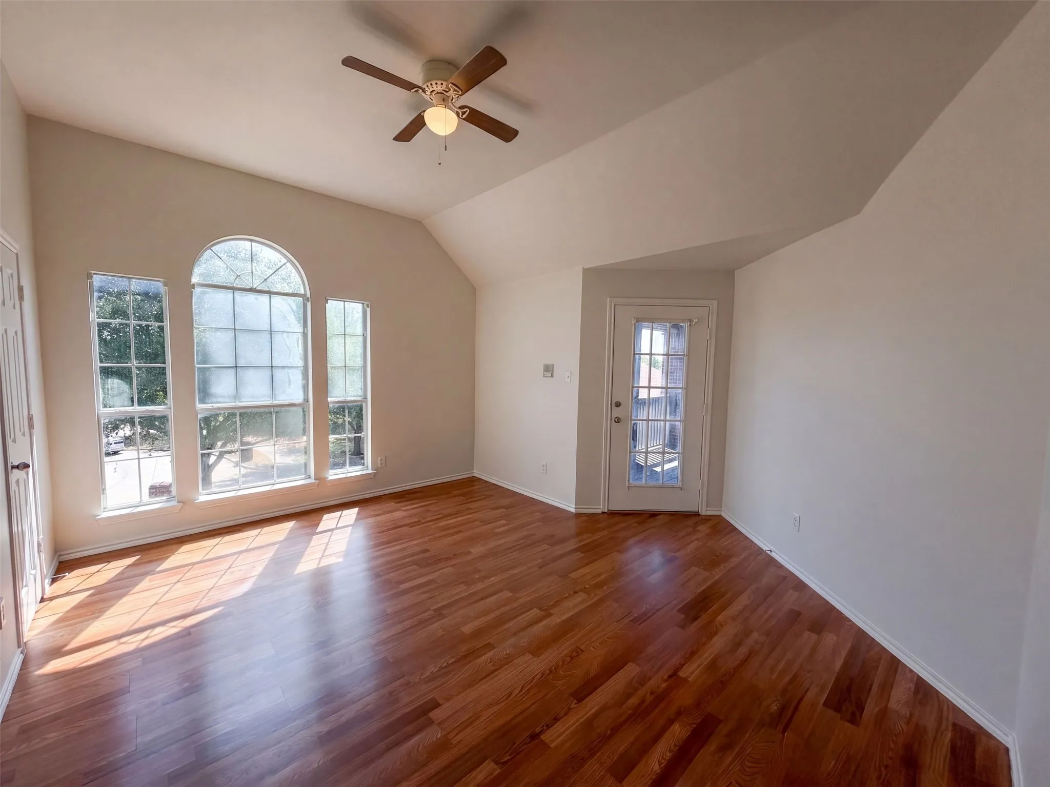 Single Family Residence For Sale in Dallas County , 1402 Stone Oak Court, Cedar Hill, Texas 75104, 4 Bedroom, 4 Bathroom, 3 Garage spaces, 3,658 Sqft, built in 2004, mls#21368117, Real Estate Agent in Cedar Hill, Homes For Sale in Dallas county, Homes For Sale in Cedar Hill, Realtor in Cedar Hill Texas, Real Estate Brokerage Independent Realty Texas, Luminita Cordes Realtor