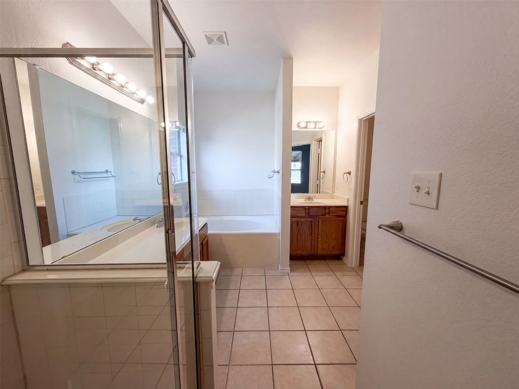 Single Family Residence For Sale in Dallas County , 1402 Stone Oak Court, Cedar Hill, Texas 75104, 4 Bedroom, 4 Bathroom, 3 Garage spaces, 3,658 Sqft, built in 2004, mls#21368117, Real Estate Agent in Cedar Hill, Homes For Sale in Dallas county, Homes For Sale in Cedar Hill, Realtor in Cedar Hill Texas, Real Estate Brokerage Independent Realty Texas, Luminita Cordes Realtor