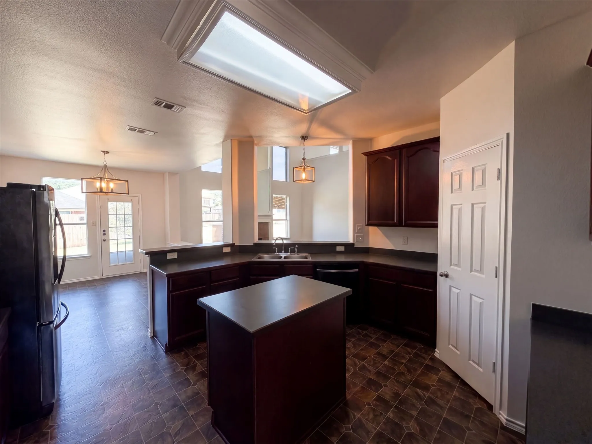 Single Family Residence For Sale in Dallas County , 1402 Stone Oak Court, Cedar Hill, Texas 75104, 4 Bedroom, 4 Bathroom, 3 Garage spaces, 3,658 Sqft, built in 2004, mls#21368117, Real Estate Agent in Cedar Hill, Homes For Sale in Dallas county, Homes For Sale in Cedar Hill, Realtor in Cedar Hill Texas, Real Estate Brokerage Independent Realty Texas, Luminita Cordes Realtor