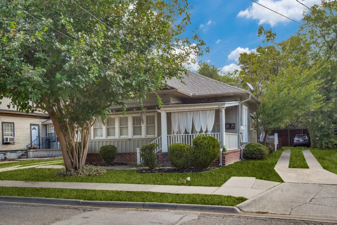 Duplex For Rent in Denton County , 912 Oakland Street, Denton, Texas 76201, 2 Bedroom, 1 Bathroom, Garage spaces, 850 Sqft, built in 1918, mls#21368018, Real Estate Agent in Denton, Homes For Rent in Denton county, Homes For Rent in Denton, Realtor in Denton Texas, Real Estate Brokerage Independent Realty Texas, Luminita Cordes Realtor