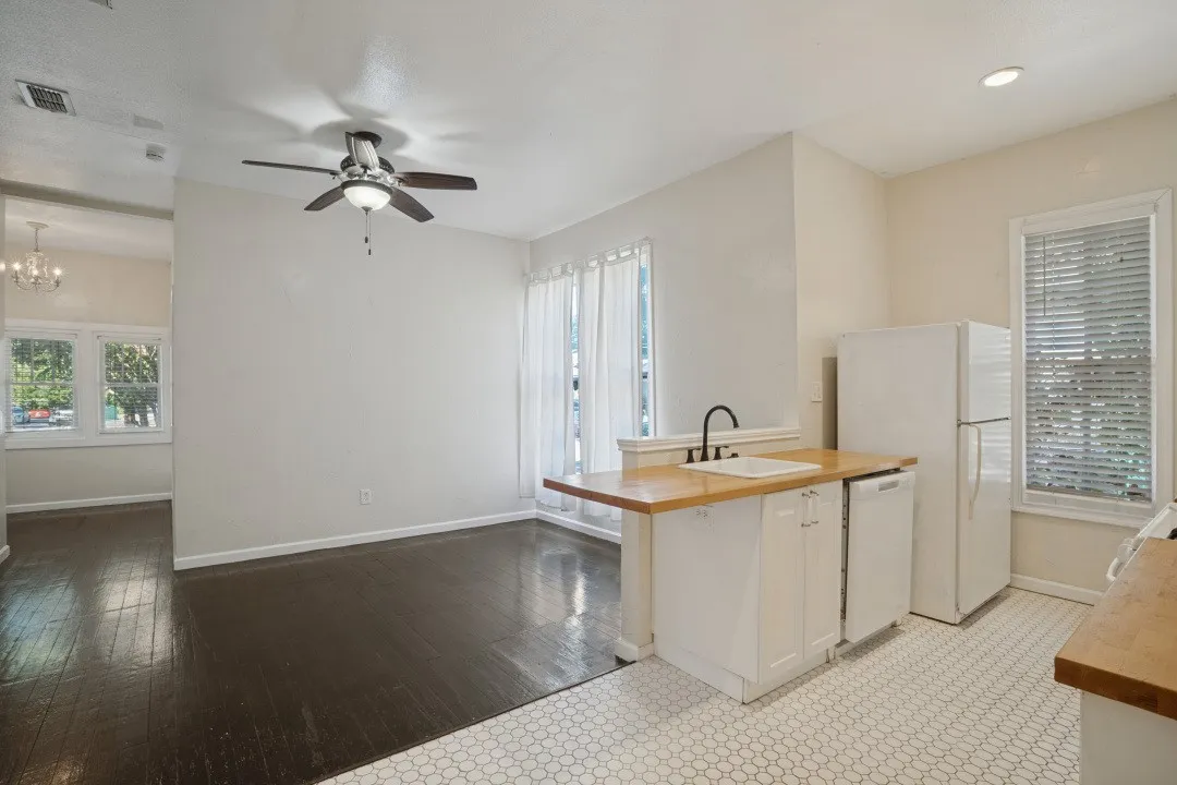 Duplex For Rent in Denton County , 912 Oakland Street, Denton, Texas 76201, 2 Bedroom, 1 Bathroom, Garage spaces, 850 Sqft, built in 1918, mls#21368018, Real Estate Agent in Denton, Homes For Rent in Denton county, Homes For Rent in Denton, Realtor in Denton Texas, Real Estate Brokerage Independent Realty Texas, Luminita Cordes Realtor