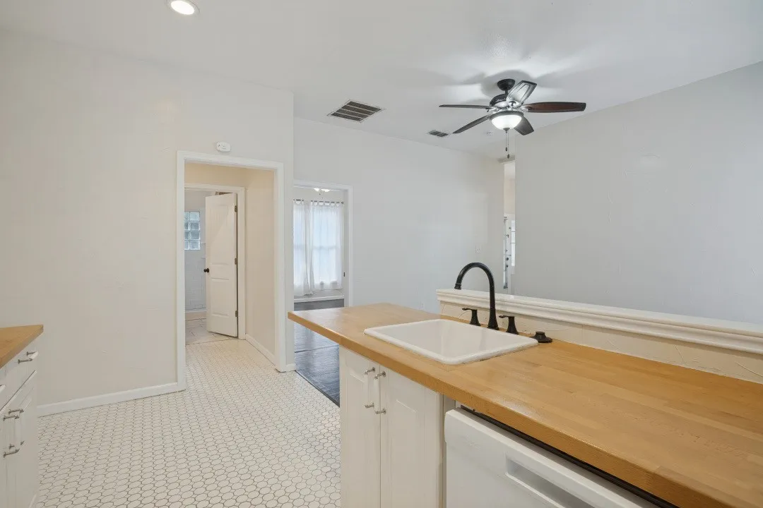 Duplex For Rent in Denton County , 912 Oakland Street, Denton, Texas 76201, 2 Bedroom, 1 Bathroom, Garage spaces, 850 Sqft, built in 1918, mls#21368018, Real Estate Agent in Denton, Homes For Rent in Denton county, Homes For Rent in Denton, Realtor in Denton Texas, Real Estate Brokerage Independent Realty Texas, Luminita Cordes Realtor