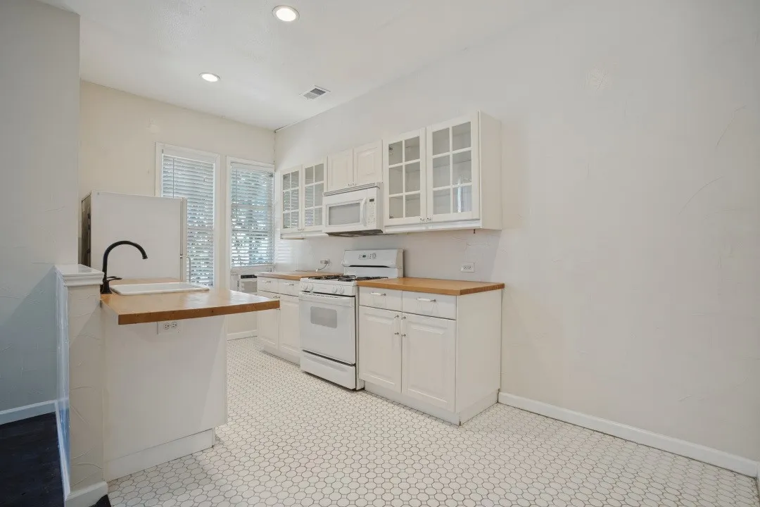Duplex For Rent in Denton County , 912 Oakland Street, Denton, Texas 76201, 2 Bedroom, 1 Bathroom, Garage spaces, 850 Sqft, built in 1918, mls#21368018, Real Estate Agent in Denton, Homes For Rent in Denton county, Homes For Rent in Denton, Realtor in Denton Texas, Real Estate Brokerage Independent Realty Texas, Luminita Cordes Realtor