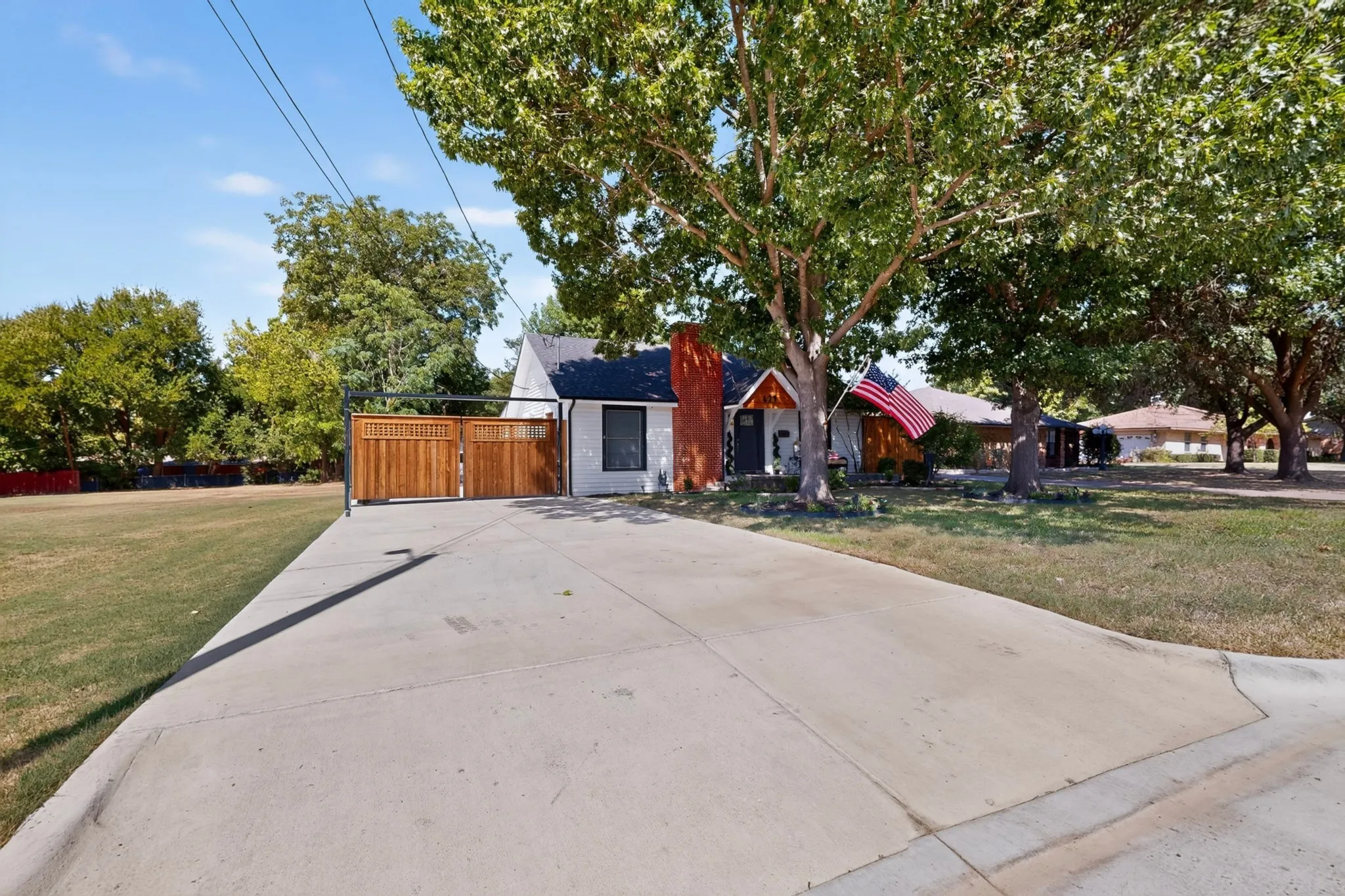 Single Family Residence For Sale in Dallas County , 429 S Walker Street, Mesquite, Texas 75149, 4 Bedroom, 3 Bathroom, Garage spaces, 1,450 Sqft, built in 1940, mls#21365680, Real Estate Agent in Mesquite, Homes For Sale in Dallas county, Homes For Sale in Mesquite, Realtor in Mesquite Texas, Real Estate Brokerage Independent Realty Texas, Luminita Cordes Realtor