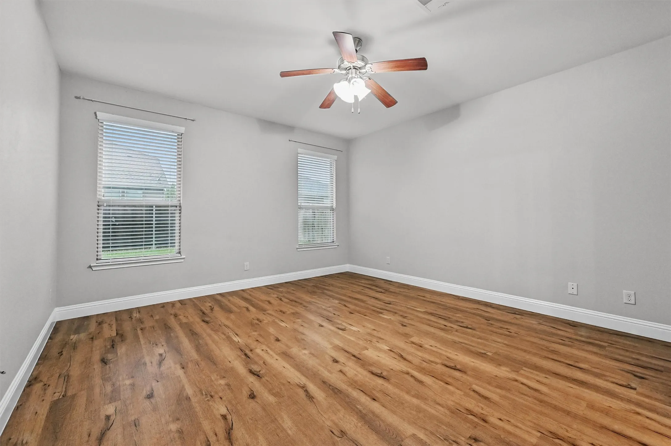 Single Family Residence For Sale in Grayson County , 1512 Greenbrier Drive, Van Alstyne, Texas 75495, 3 Bedroom, 3 Bathroom, 2 Garage spaces, 2,193 Sqft, built in 2015, mls#21366263, Real Estate Agent in Van Alstyne, Homes For Sale in Grayson county, Homes For Sale in Van Alstyne, Realtor in Van Alstyne Texas, Real Estate Brokerage Independent Realty Texas, Luminita Cordes Realtor
