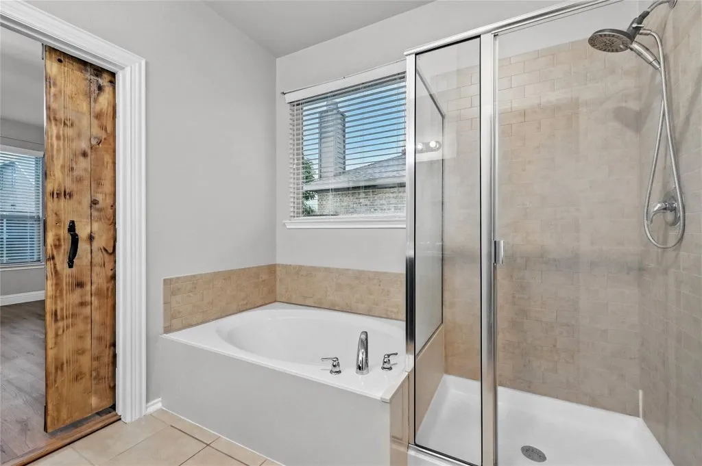 Single Family Residence For Sale in Grayson County , 1512 Greenbrier Drive, Van Alstyne, Texas 75495, 3 Bedroom, 3 Bathroom, 2 Garage spaces, 2,193 Sqft, built in 2015, mls#21366263, Real Estate Agent in Van Alstyne, Homes For Sale in Grayson county, Homes For Sale in Van Alstyne, Realtor in Van Alstyne Texas, Real Estate Brokerage Independent Realty Texas, Luminita Cordes Realtor