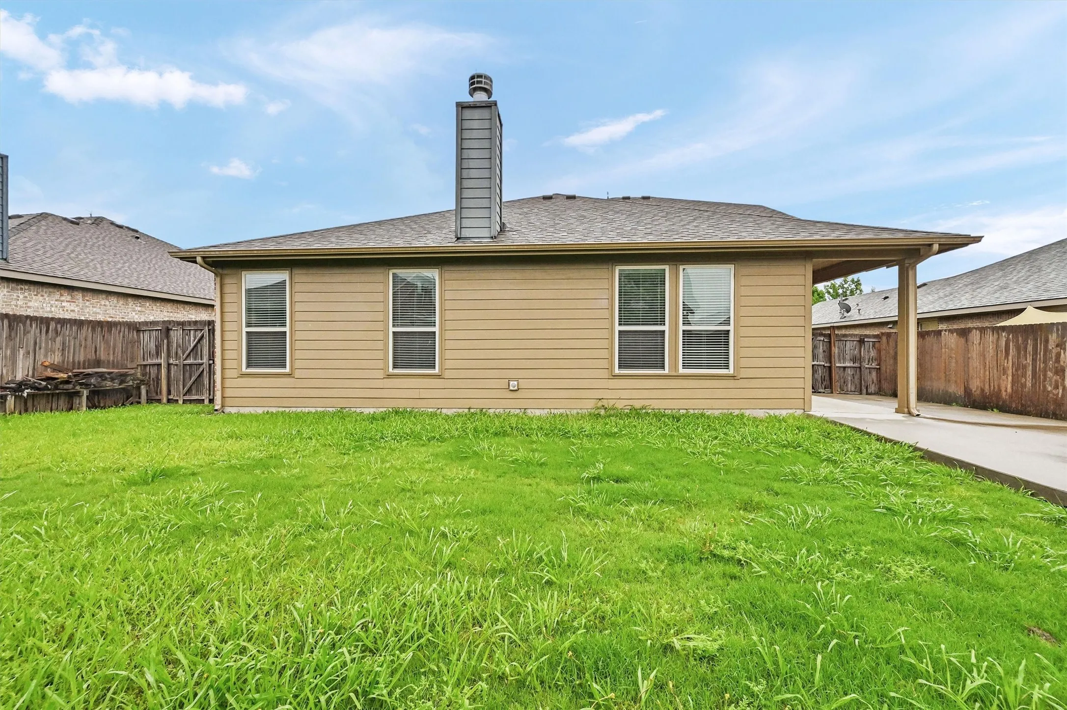 Single Family Residence For Sale in Grayson County , 1512 Greenbrier Drive, Van Alstyne, Texas 75495, 3 Bedroom, 3 Bathroom, 2 Garage spaces, 2,193 Sqft, built in 2015, mls#21366263, Real Estate Agent in Van Alstyne, Homes For Sale in Grayson county, Homes For Sale in Van Alstyne, Realtor in Van Alstyne Texas, Real Estate Brokerage Independent Realty Texas, Luminita Cordes Realtor