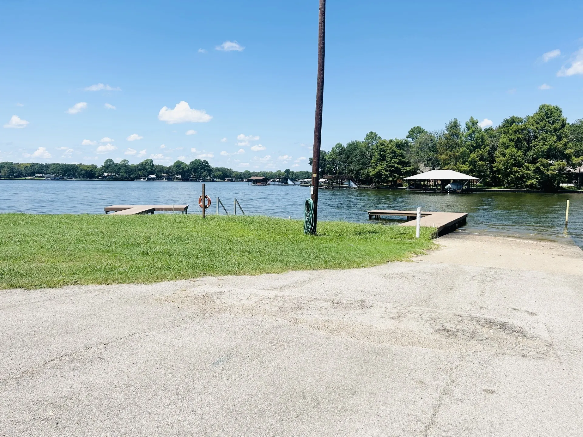 Mobile Home For Sale in Henderson County , 305 Live Oak Lane, Mabank, Texas 75156, 2 Bedroom, 2 Bathroom, Garage spaces, 1,000 Sqft, built in 1968, mls#21368144, Real Estate Agent in Mabank, Homes For Sale in Henderson county, Homes For Sale in Mabank, Realtor in Mabank Texas, Real Estate Brokerage Independent Realty Texas, Luminita Cordes Realtor